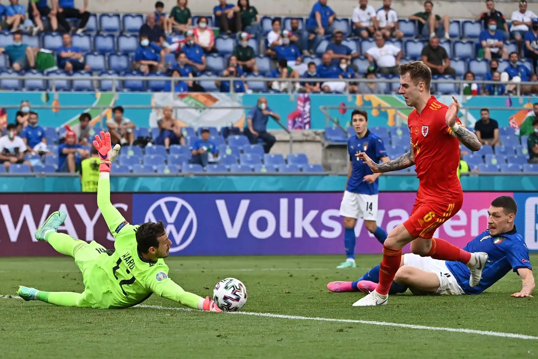 El portero de Gales, Danny Ward (izq.), Ataja un disparo durante el partido de fútbol del Grupo A de la UEFA EURO 2020 entre Italia y Gales en el Estadio Olímpico de Roma. Foto: AFP