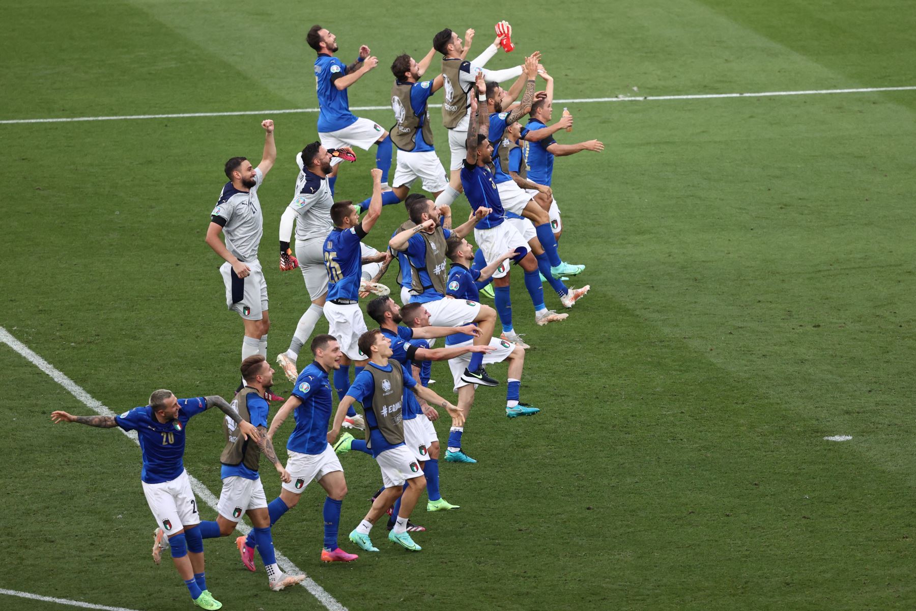 Los jugadores de Italia celebran su victoria en el partido de fútbol del Grupo A de la UEFA EURO 2020 entre Italia y Gales en el Estadio Olímpico de Roma. Foto: AFP