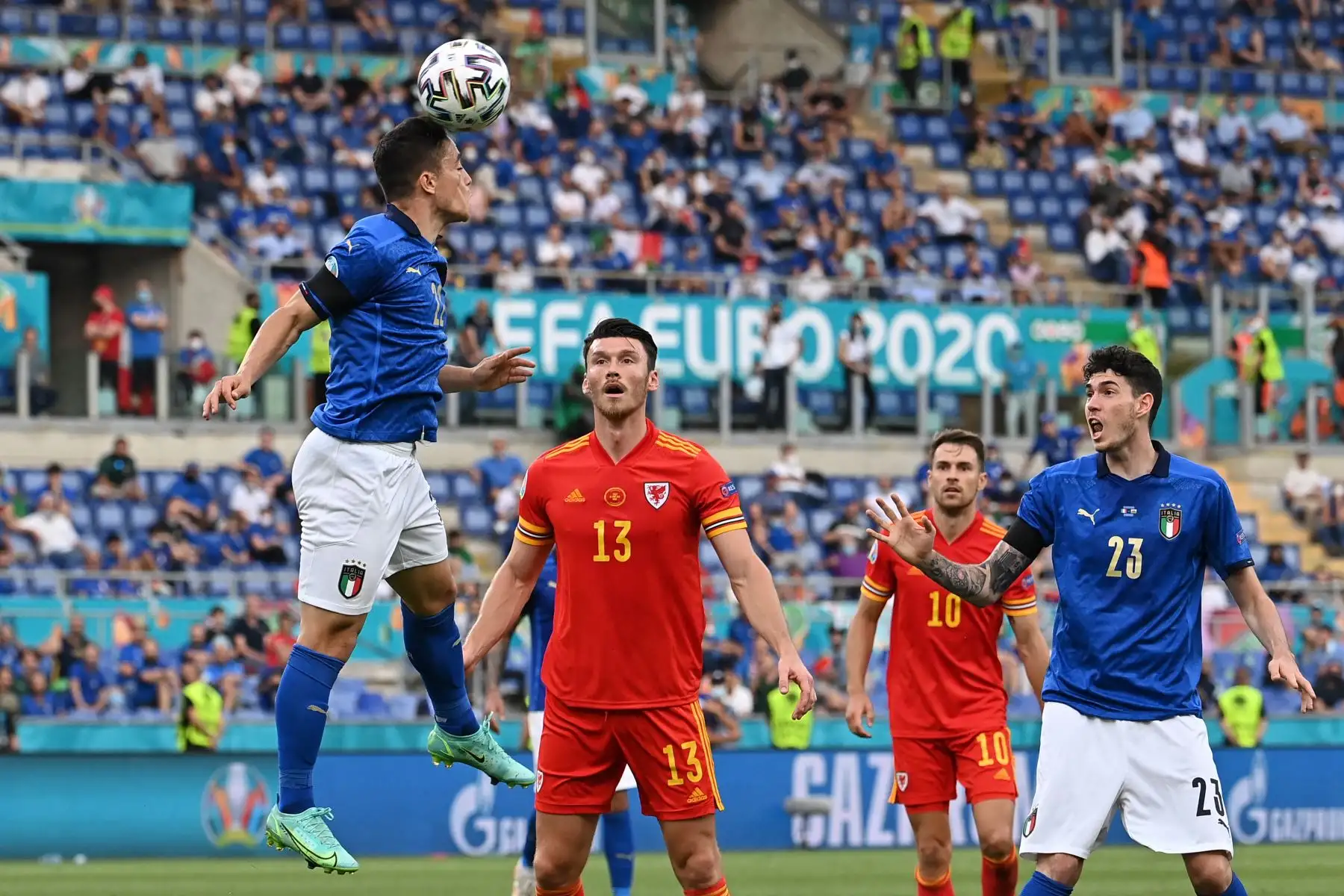 El delantero italiano Giacomo Raspadori (L) dirige el balón durante el partido de fútbol del Grupo A de la UEFA EURO 2020 entre Italia y Gales en el Estadio Olímpico de Roma. Foto: AFP