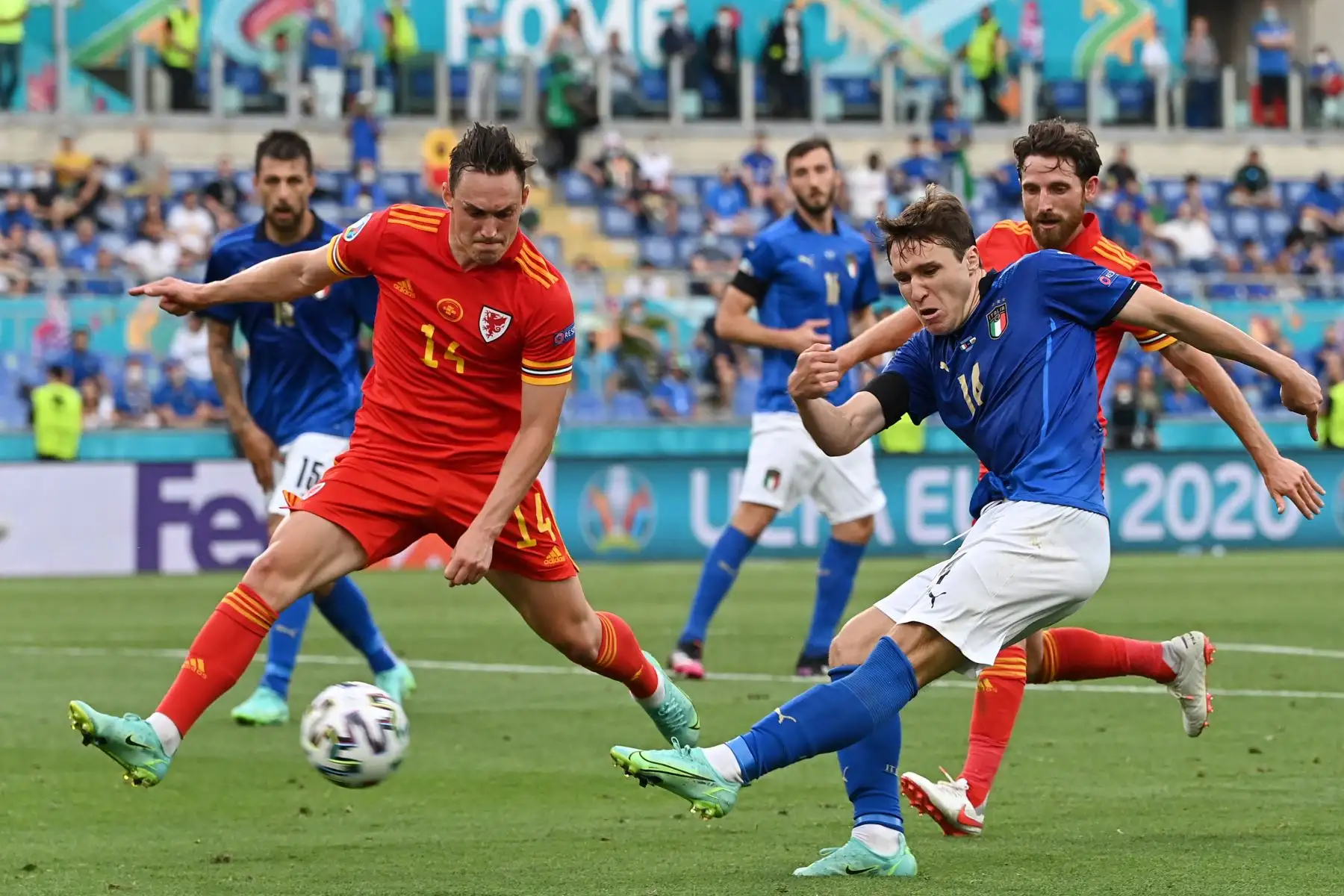 El mediocampista italiano Federico Chiesa (R) intenta un tiro cuando el defensor de Gales Connor Roberts lo cierra durante el partido de fútbol del Grupo A de la UEFA EURO 2020 entre Italia y Gales en el Estadio Olímpico de Roma. Foto: AFP
