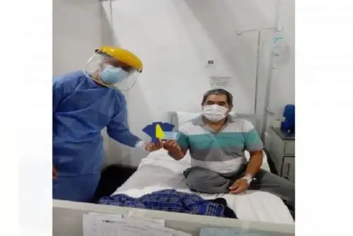 Los especialistas en salud mental elaboraron hermosas tarjetas con mensajes positivos para rendir homenaje a ese héroe que día a día se esfuerza por ser el ejemplo de sus hijos, y que ahora luchan contra la covid-19.