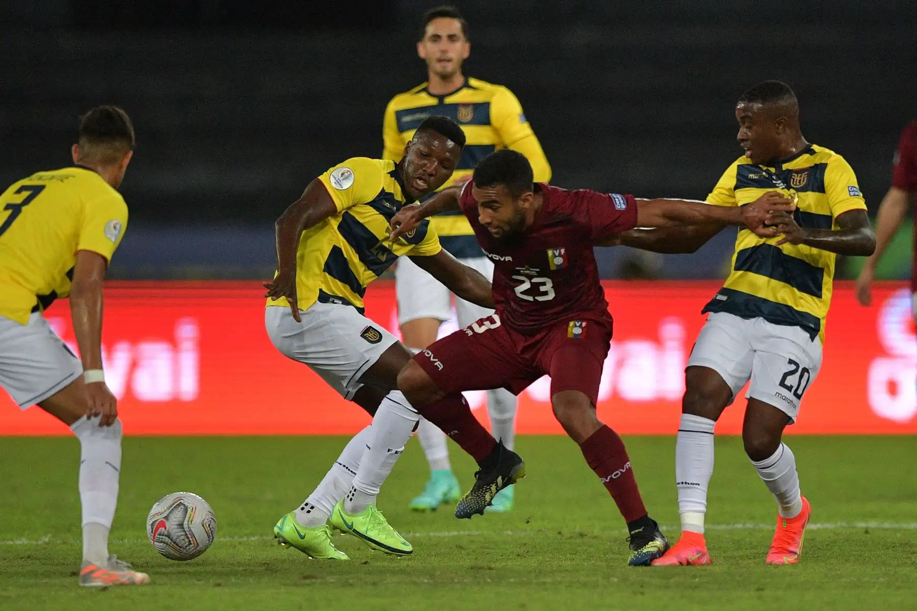 El venezolano Cristian Casseres (CR) y el ecuatoriano Moises Caicedo (L) compiten por el balón durante su partido de la fase de grupos del torneo de fútbol Conmebol Copa América 2021 en el Estadio Nilton Santos en Río de Janeiro, Brasil. Foto: AFP