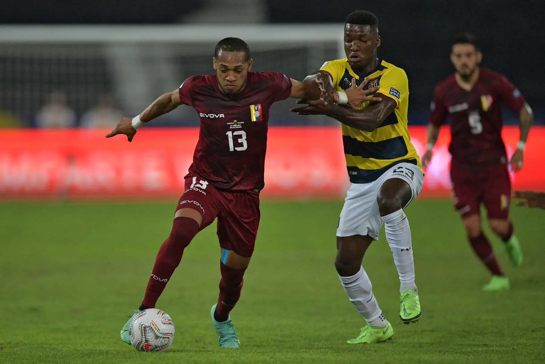 El venezolano José Martínez (izq.) Y el ecuatoriano Moisés Caicedo compiten por el balón durante el partido de la fase de grupos del torneo de fútbol Conmebol Copa América 2021 en el estadio Nilton Santos de Río de Janeiro, Brasil. Foto: AFP