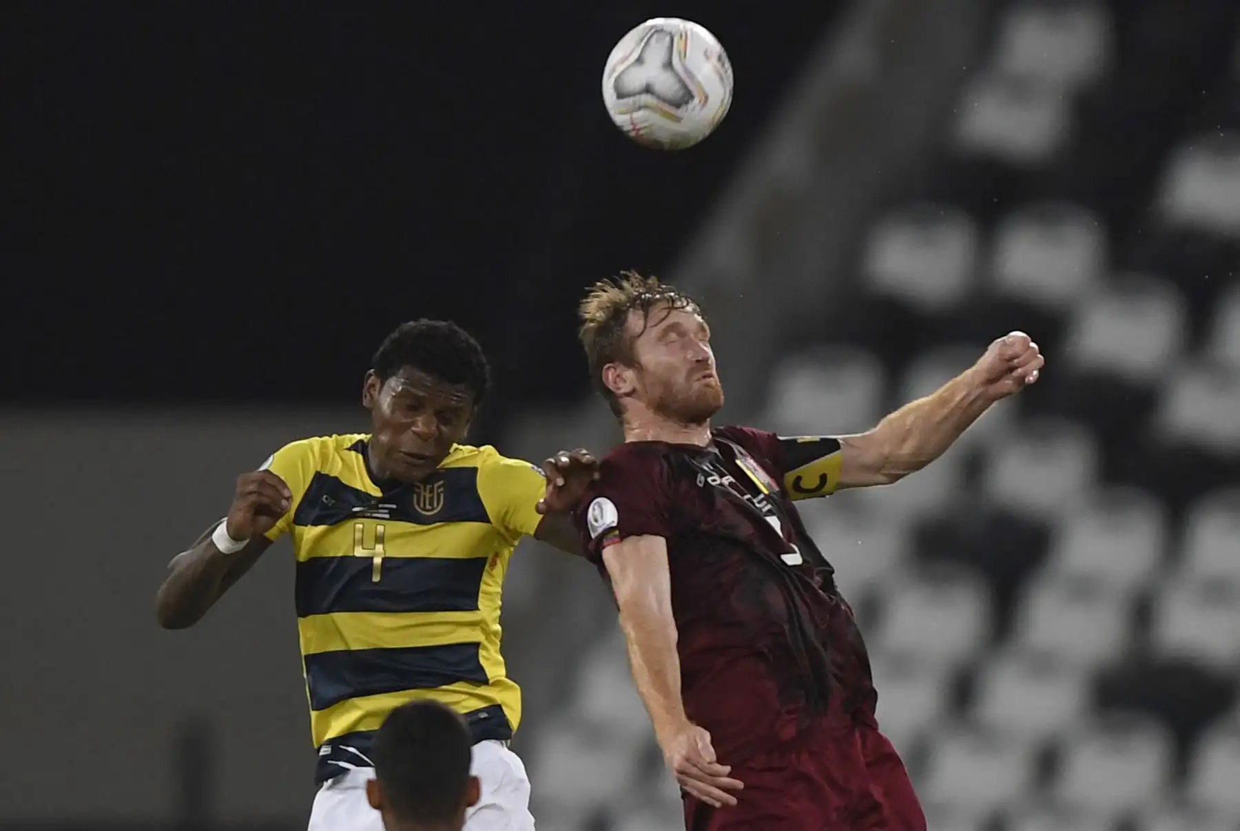 El ecuatoriano Robert Arboleda (izq.) Y el venezolano Fernando Aristeguieta saltan de cabeza durante el partido de la fase de grupos del torneo de fútbol Conmebol Copa América 2021 en el estadio Nilton Santos de Río de Janeiro, Brasil. Foto: AFP
