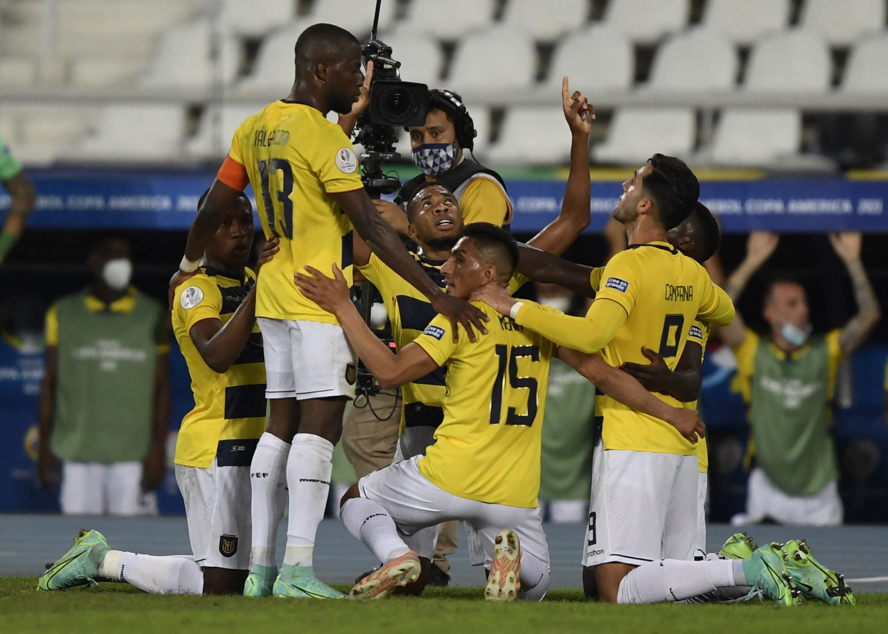 El ecuatoriano Ayrton Preciado (C) celebra con sus compañeros de equipo tras anotar contra Venezuela durante el partido de la fase de grupos del torneo de fútbol Conmebol Copa América 2021 en el Estadio Nilton Santos en Río de Janeiro, Brasil. Foto: AFP