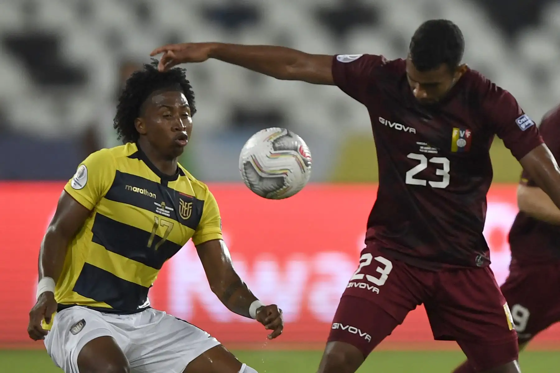 Angelo Preciado (izq.) De Ecuador y Cristian Casseres de Venezuela compiten por el balón durante el partido de la fase de grupos del torneo de fútbol Conmebol Copa América 2021 en el estadio Nilton Santos de Río de Janeiro, Brasil. Foto: AFP