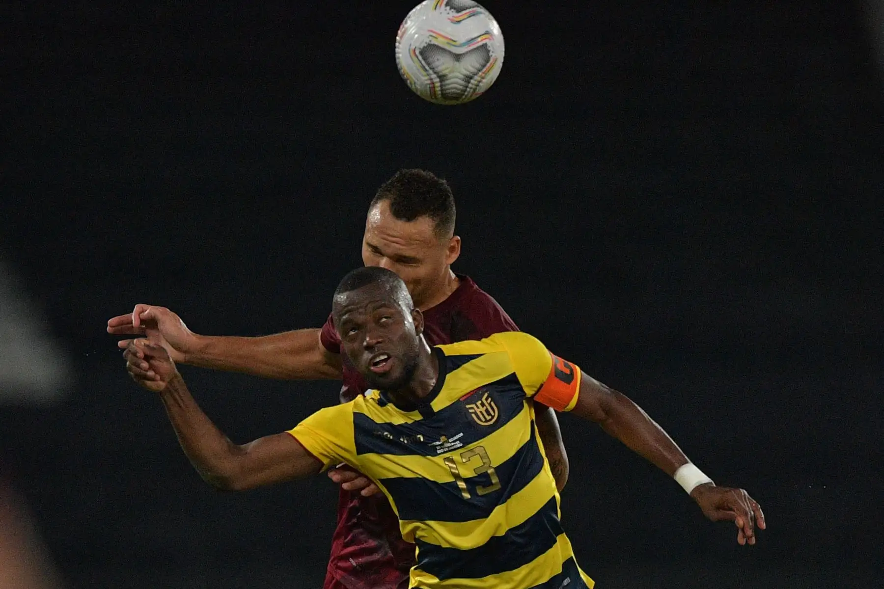 Angelo Preciado (izq.) De Ecuador y Cristian Casseres de Venezuela compiten por el balón durante el partido de la fase de grupos del torneo de fútbol Conmebol Copa América 2021 en el estadio Nilton Santos de Río de Janeiro, Brasil. Foto: AFP