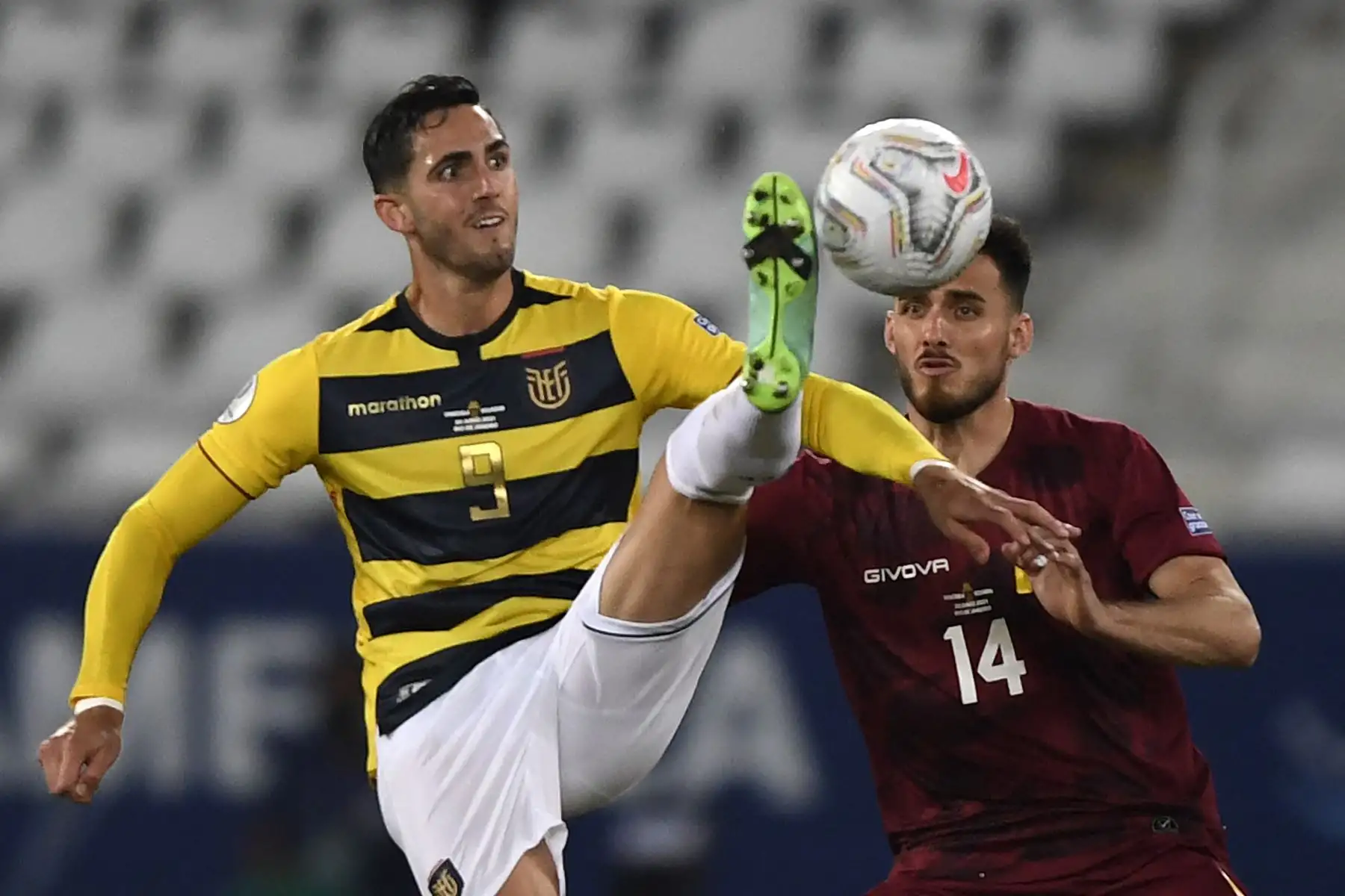 El ecuatoriano Leonardo Campana (izq.) Y el venezolano Luis Del Pino Mago compiten por el balón durante el partido de la fase de grupos del torneo de fútbol Conmebol Copa América 2021 en el estadio Nilton Santos de Río de Janeiro, Brasil. Foto: AFP