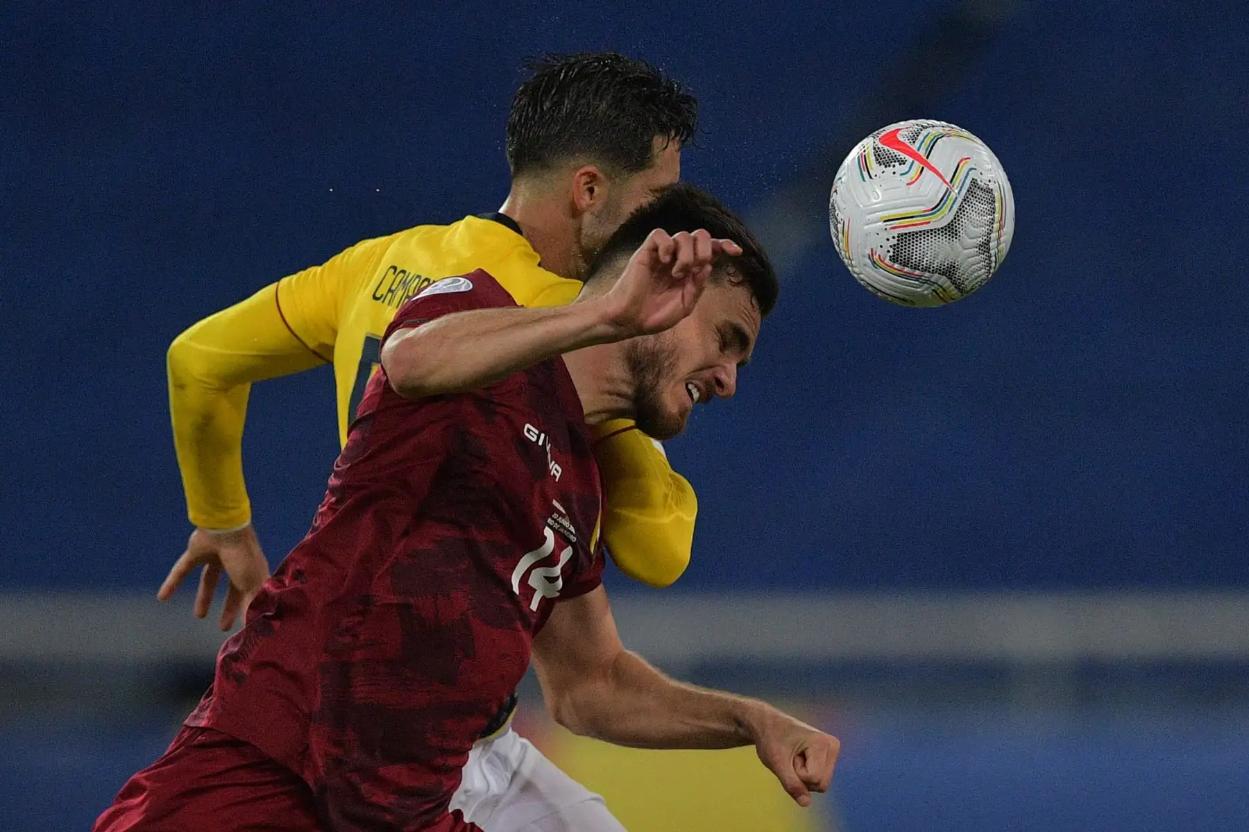 El ecuatoriano Leonardo Campana (izq.) Y el venezolano Luis Del Pino Mago compiten por el balón durante el partido de la fase de grupos del torneo de fútbol Conmebol Copa América 2021 en el estadio Nilton Santos de Río de Janeiro, Brasil. Foto: AFP