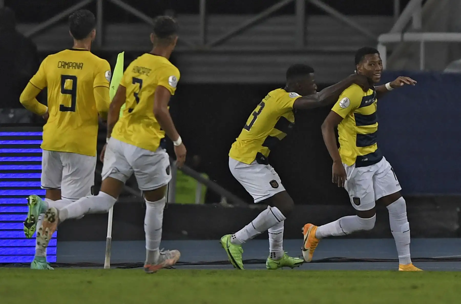 El ecuatoriano Gonzalo Plata (R) celebra tras anotar contra Venezuela durante el partido de la fase de grupos del torneo de fútbol Conmebol Copa América 2021 en el Estadio Nilton Santos en Río de Janeiro, Brasil. Foto: AFP