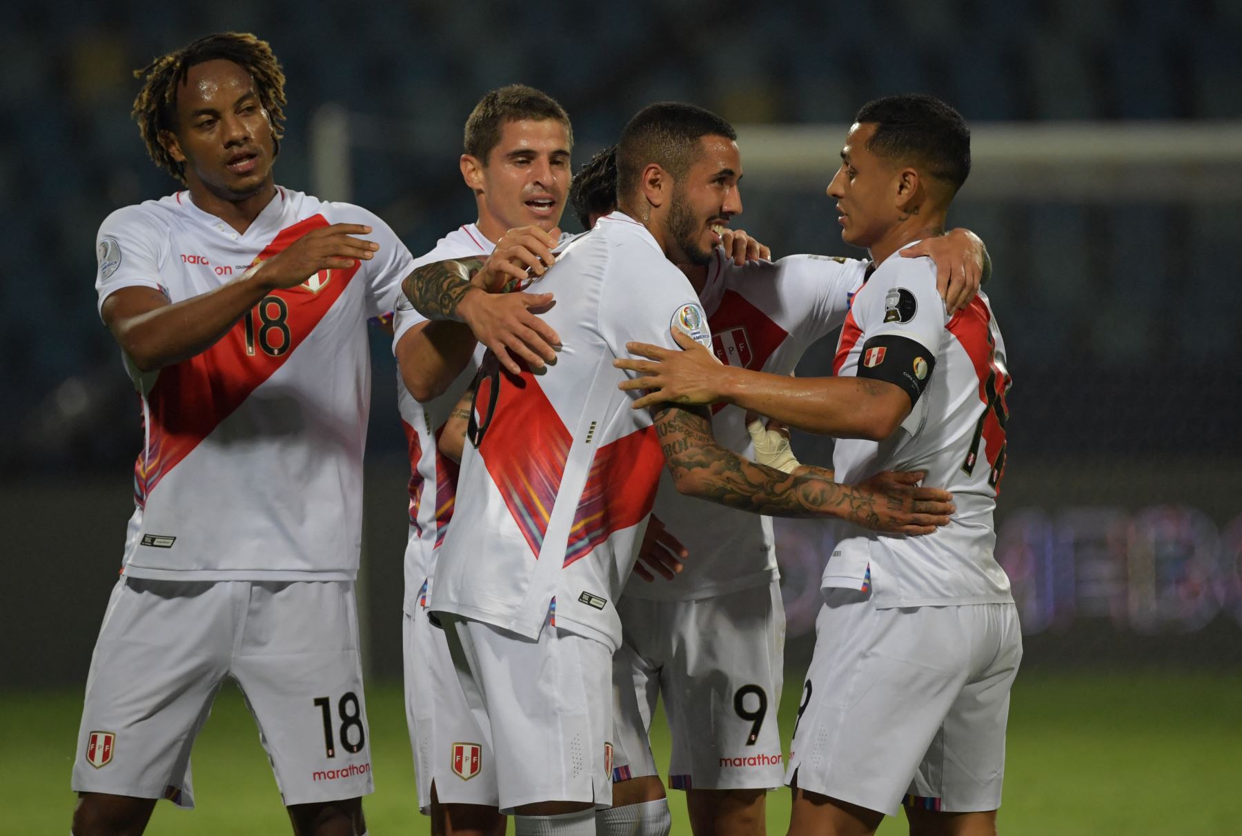El peruano Sergio Peña (2-R) celebra con sus compañeros de equipo tras anotar contra Colombia durante el partido de la fase de grupos del torneo de fútbol Conmebol Copa América 2021 en el Estadio Olímpico de Goiania, Brasil. Foto: AFP