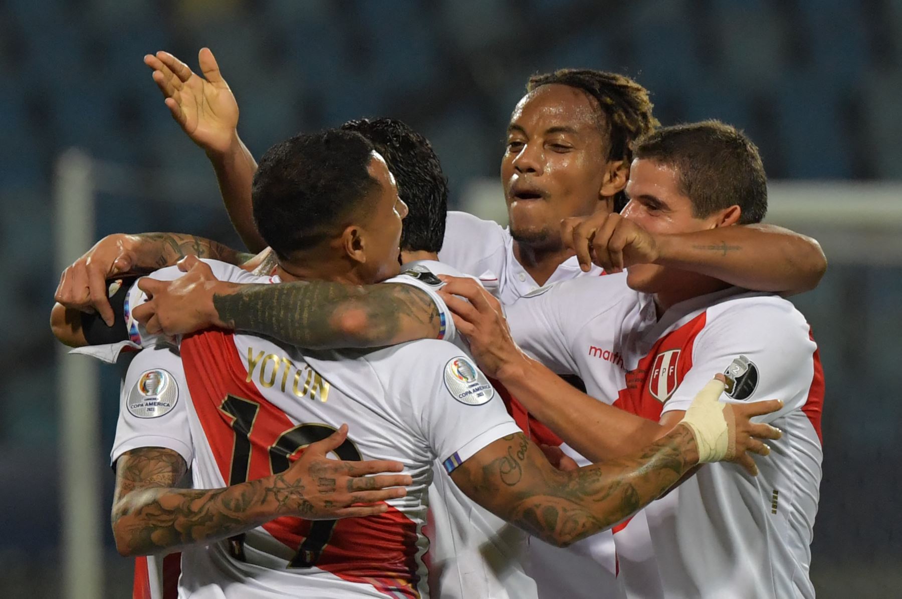 El peruano Sergio Peña (C) celebra con sus compañeros tras anotar contra Colombia durante el partido de la fase de grupos del torneo de fútbol Conmebol Copa América 2021 en el Estadio Olímpico de Goiania, Brasil. Foto: AFP