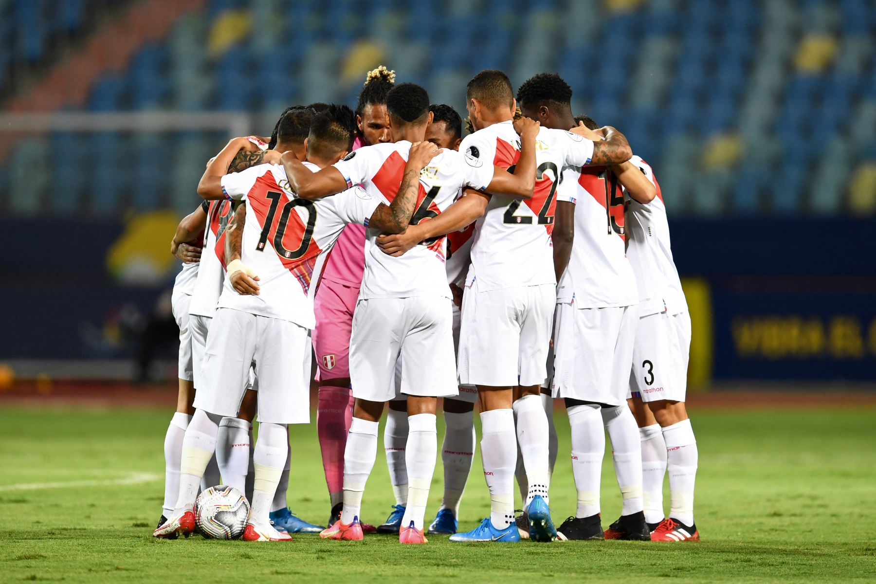 Los jugadores de Perú se animan antes del partido de la fase de grupos del torneo de fútbol Conmebol Copa América 2021 entre Colombia y Perú en el Estadio Olímpico de Goiania, Brasil. Foto: AFP