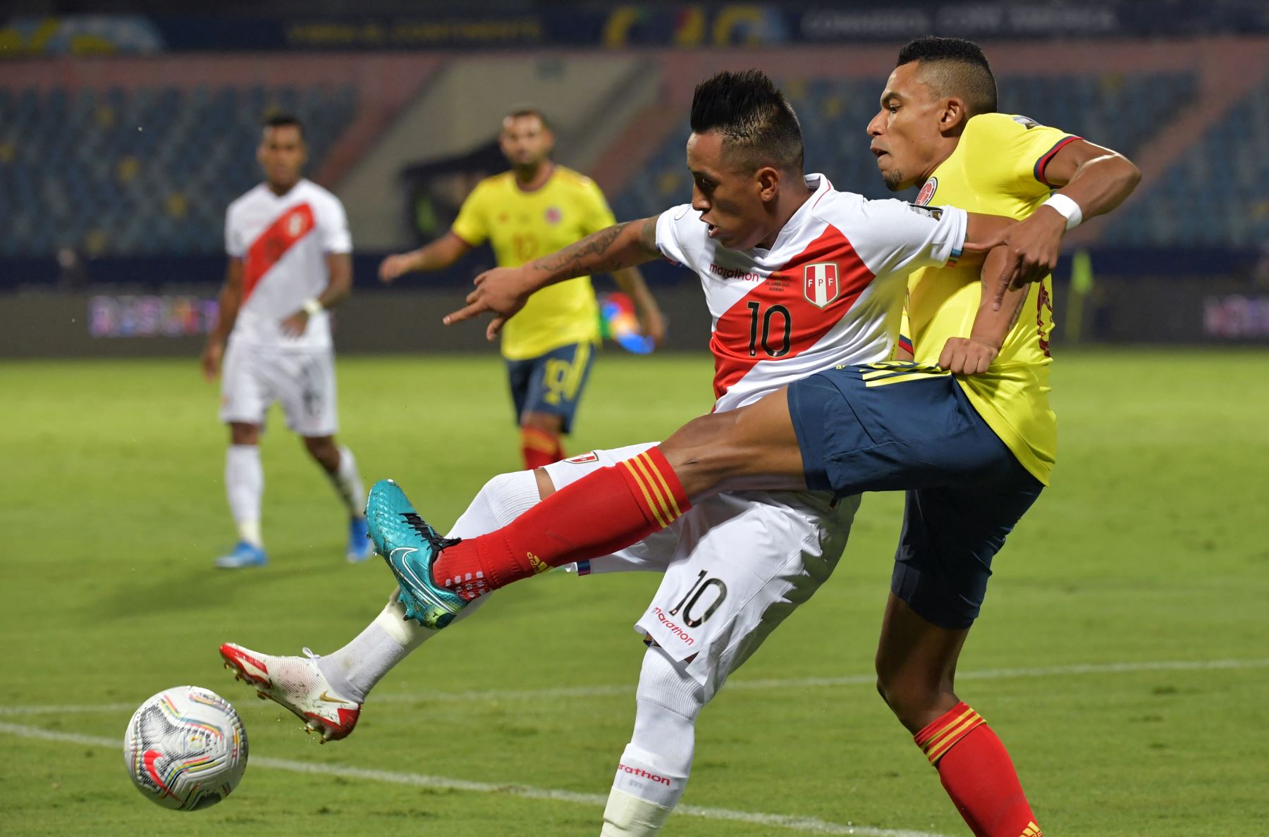 El peruano Christian Cueva (izq.) Y el colombiano William Tesillo compiten por el balón durante el partido de la fase de grupos del torneo de fútbol Conmebol Copa América 2021 en el Estadio Olímpico de Goiania, Brasil. Foto: AFP