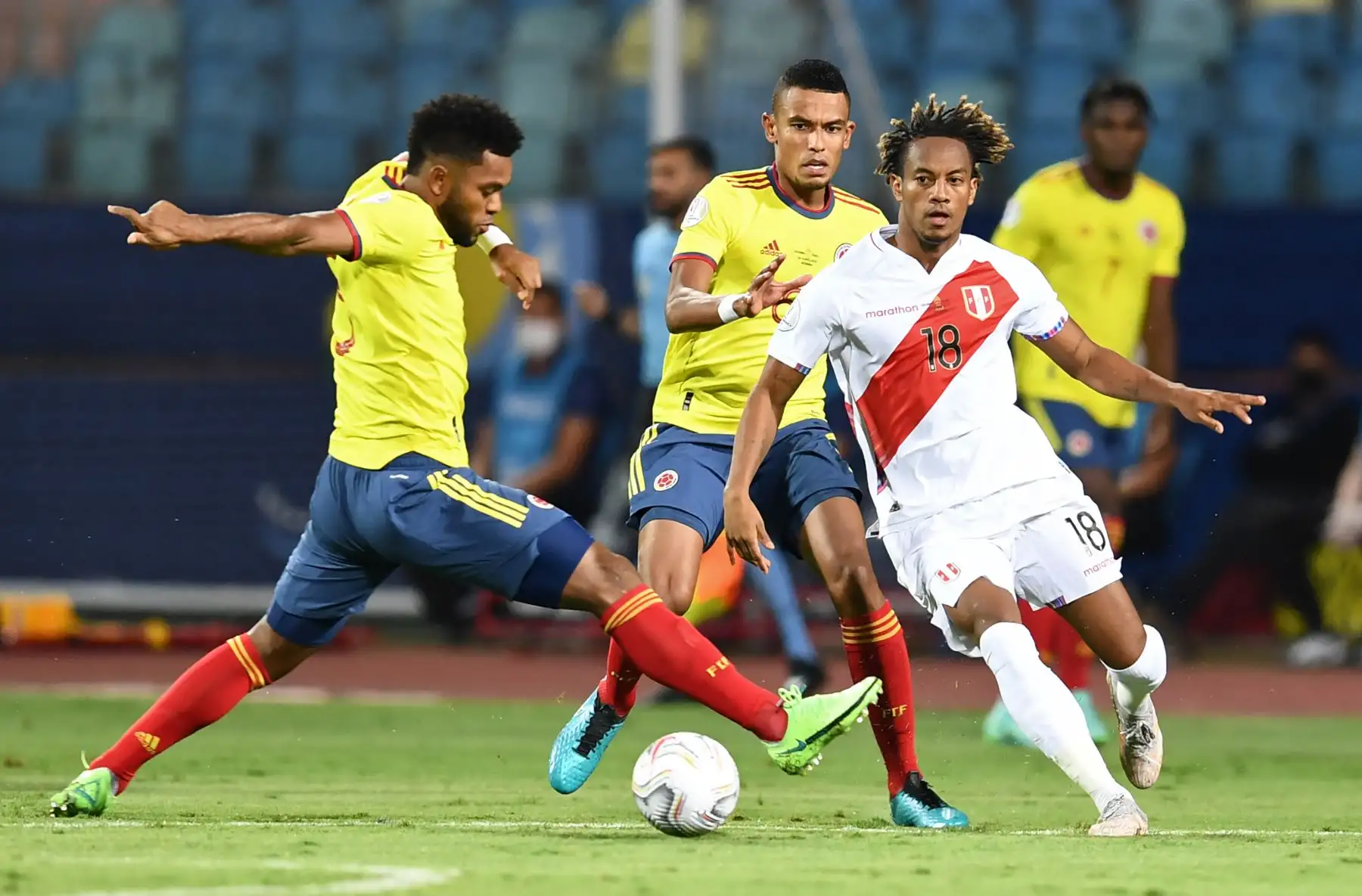 El colombiano Miguel Angel Borja (izq.) Y el peruano Andre Carrillo compiten por el balón durante el partido de la fase de grupos del torneo de fútbol Conmebol Copa América 2021 en el Estadio Olímpico de Goiania, Brasil. Foto: AFP