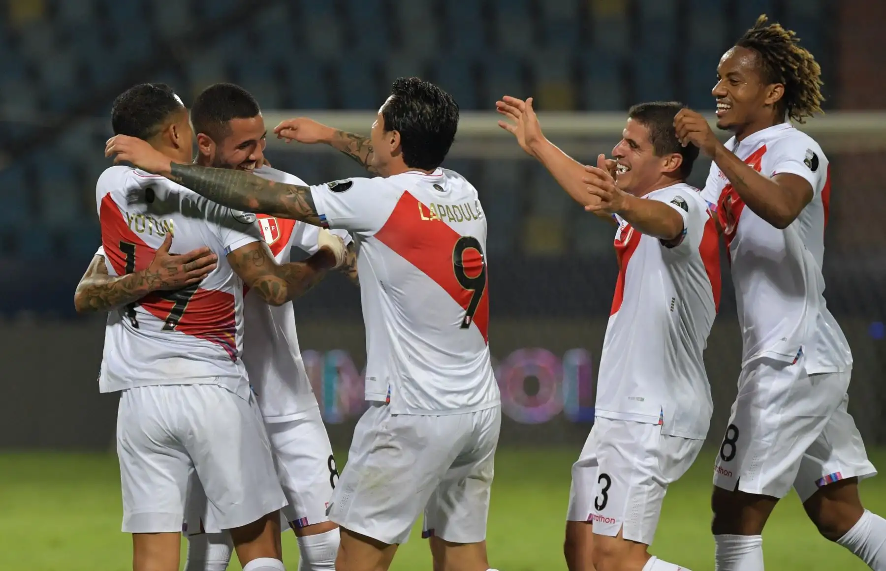 El peruano Sergio Peña (2-L) celebra con sus compañeros de equipo tras anotar contra Colombia durante el partido de la fase de grupos del torneo de fútbol Conmebol Copa América 2021 en el Estadio Olímpico de Goiania, Brasil. Foto: AFP