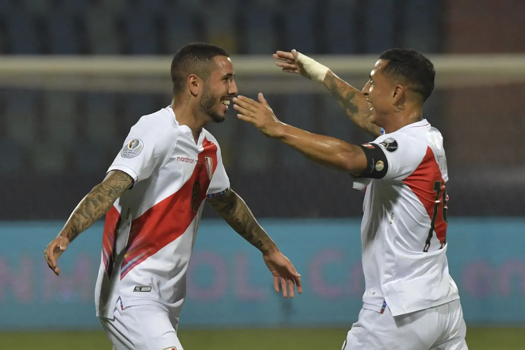 Sergio Peña (izq.) De Perú celebra con su compañero de equipo Yoshimar Yotun tras anotar contra Colombia durante el partido de la fase de grupos del torneo de fútbol Conmebol Copa América 2021 en el Estadio Olímpico de Goiania, Brasil. Foto: AFP
