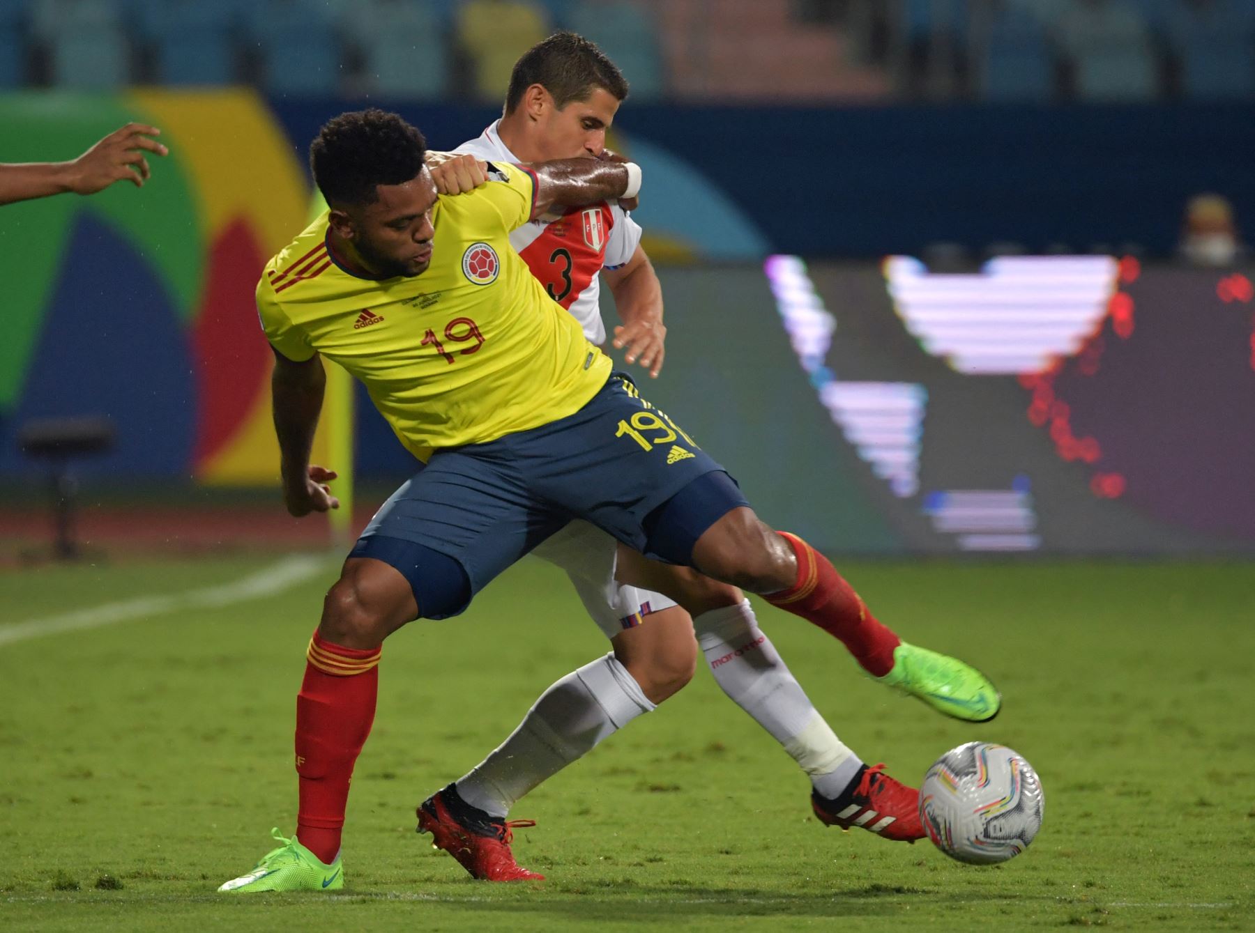 El colombiano Miguel Angel Borja (izq.) Y el peruano Aldo Corzo compiten por el balón durante el partido de la fase de grupos del torneo de fútbol Conmebol Copa América 2021 en el Estadio Olímpico de Goiania, Brasil. Foto: AFP