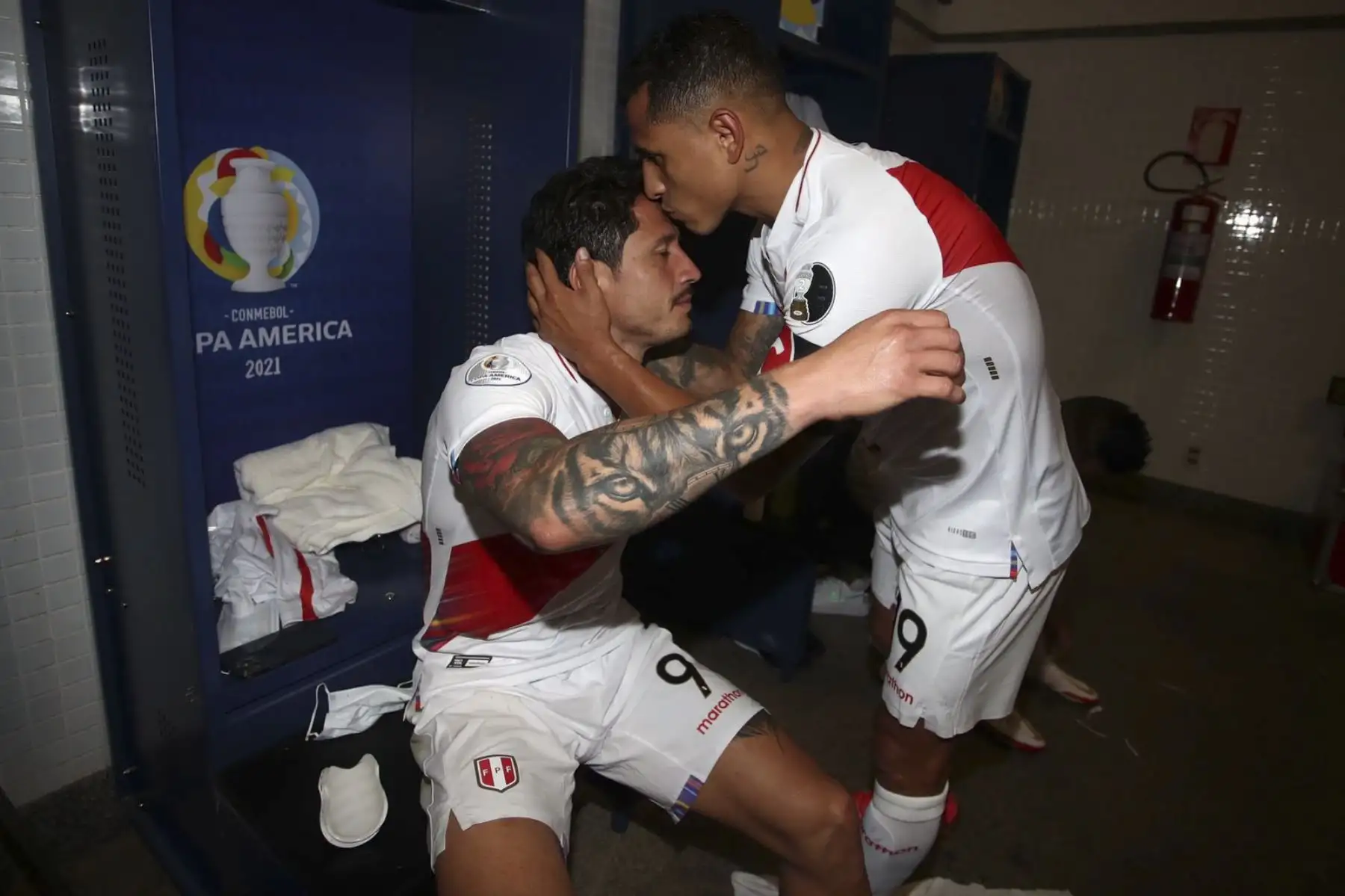 Los jugadores de la Selección Peruana celebraron en el camerino junto al DT Ricardo Gareca tras el triunfo de Perú ante Colombia por la Copa América 2021. Foto: FPF