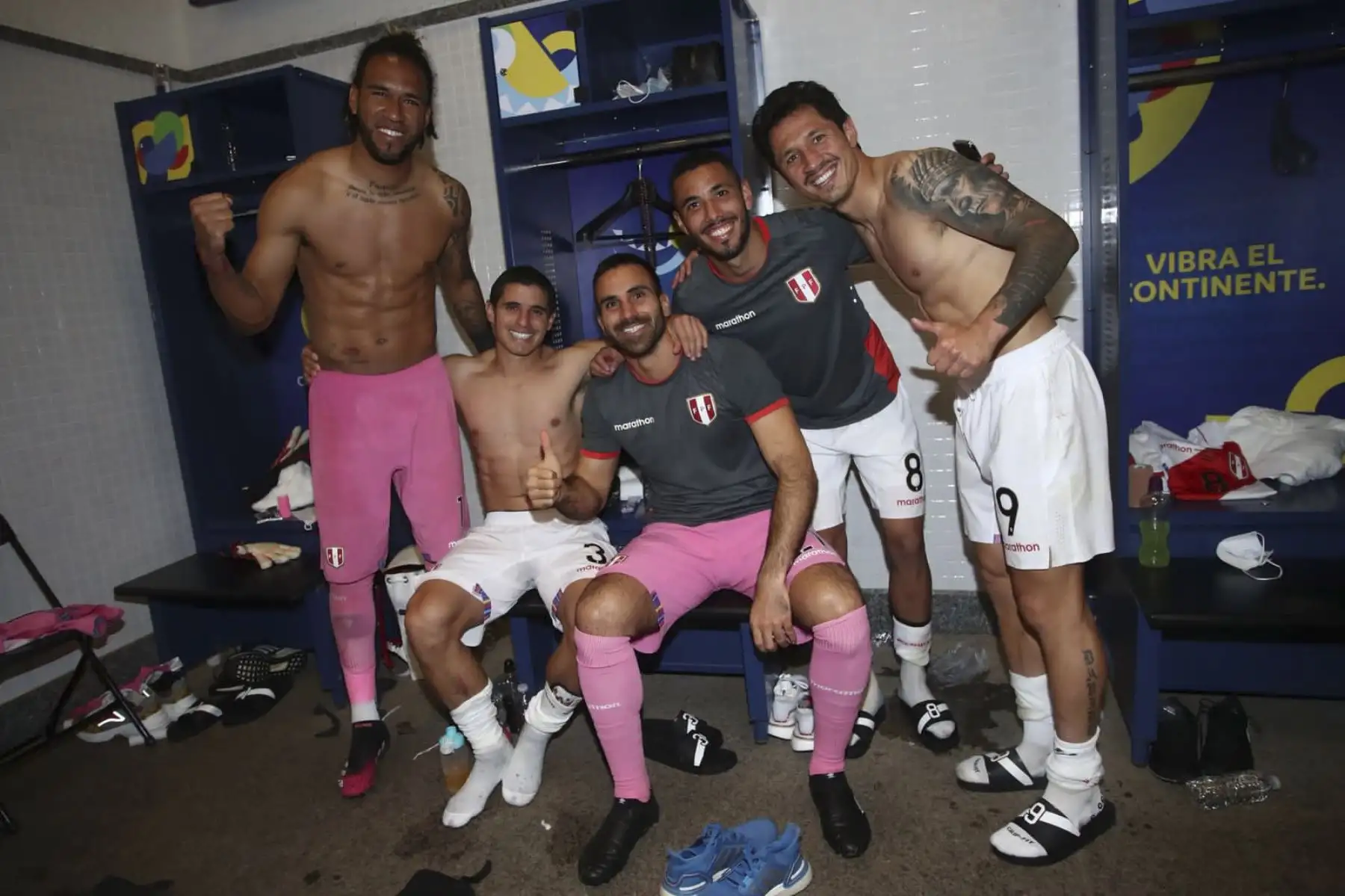 Los jugadores de la Selección Peruana celebraron en el camerino junto al DT Ricardo Gareca tras el triunfo de Perú ante Colombia por la Copa América 2021. Foto: FPF