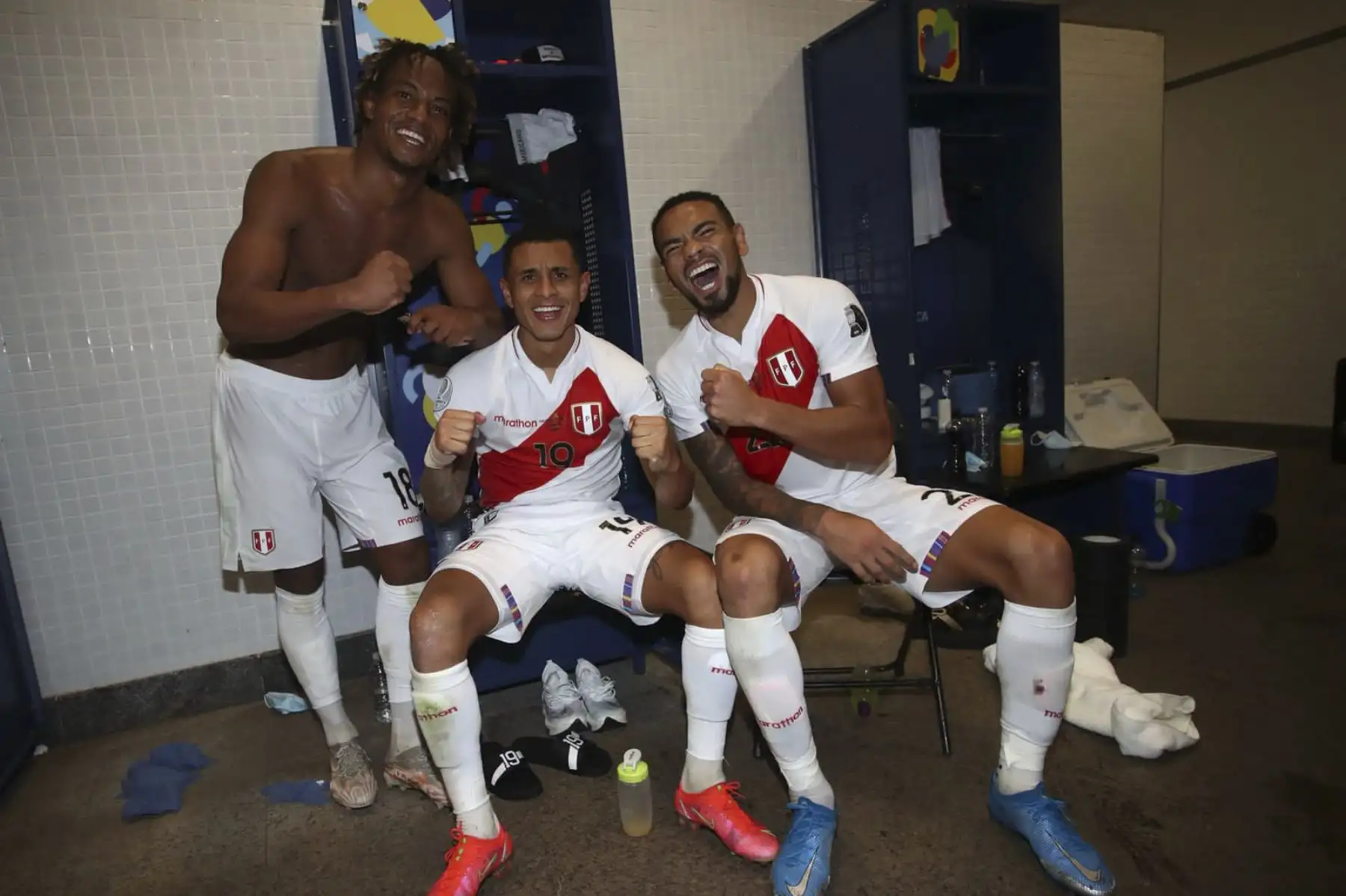 Los jugadores de la Selección Peruana celebraron en el camerino junto al DT Ricardo Gareca tras el triunfo de Perú ante Colombia por la Copa América 2021. Foto: FPF