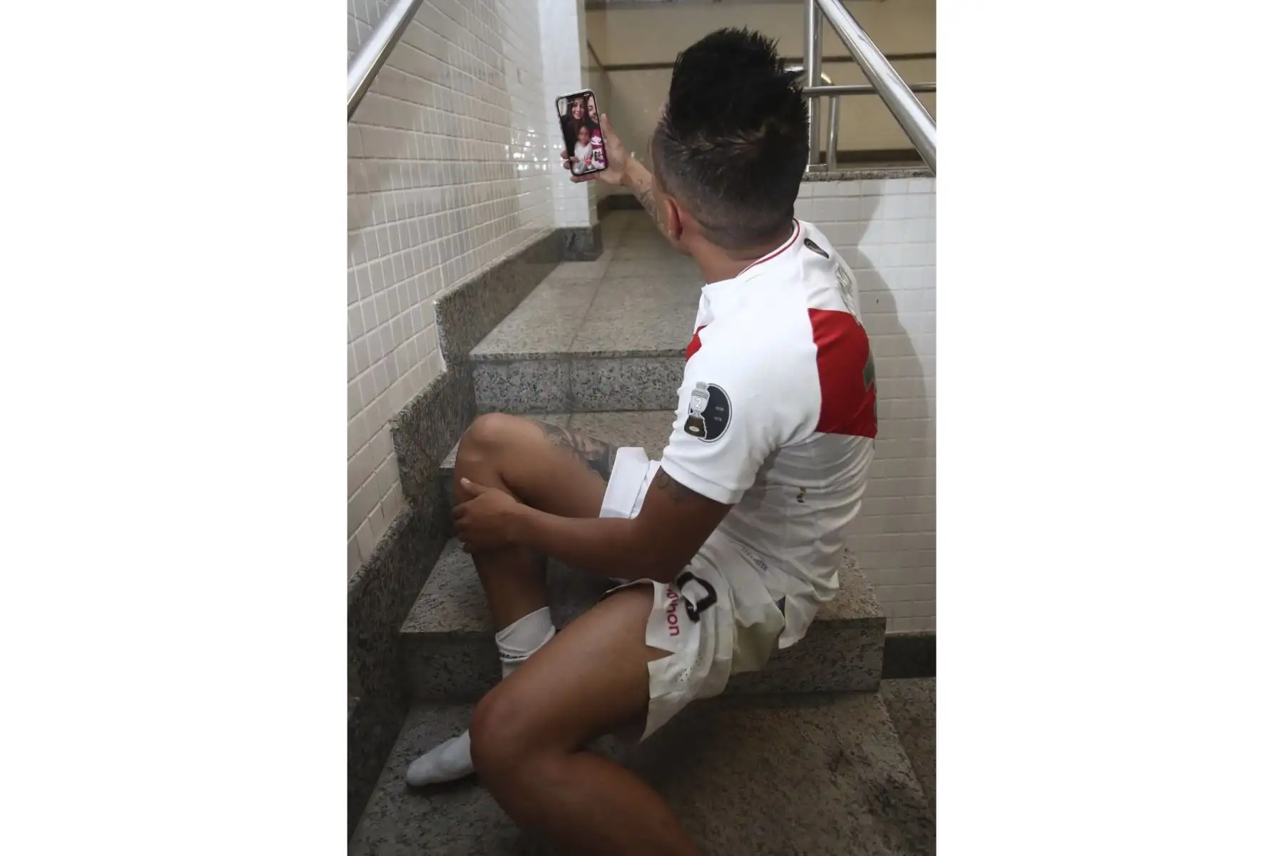 Los jugadores de la Selección Peruana celebraron en el camerino junto al DT Ricardo Gareca tras el triunfo de Perú ante Colombia por la Copa América 2021. Foto: FPF
