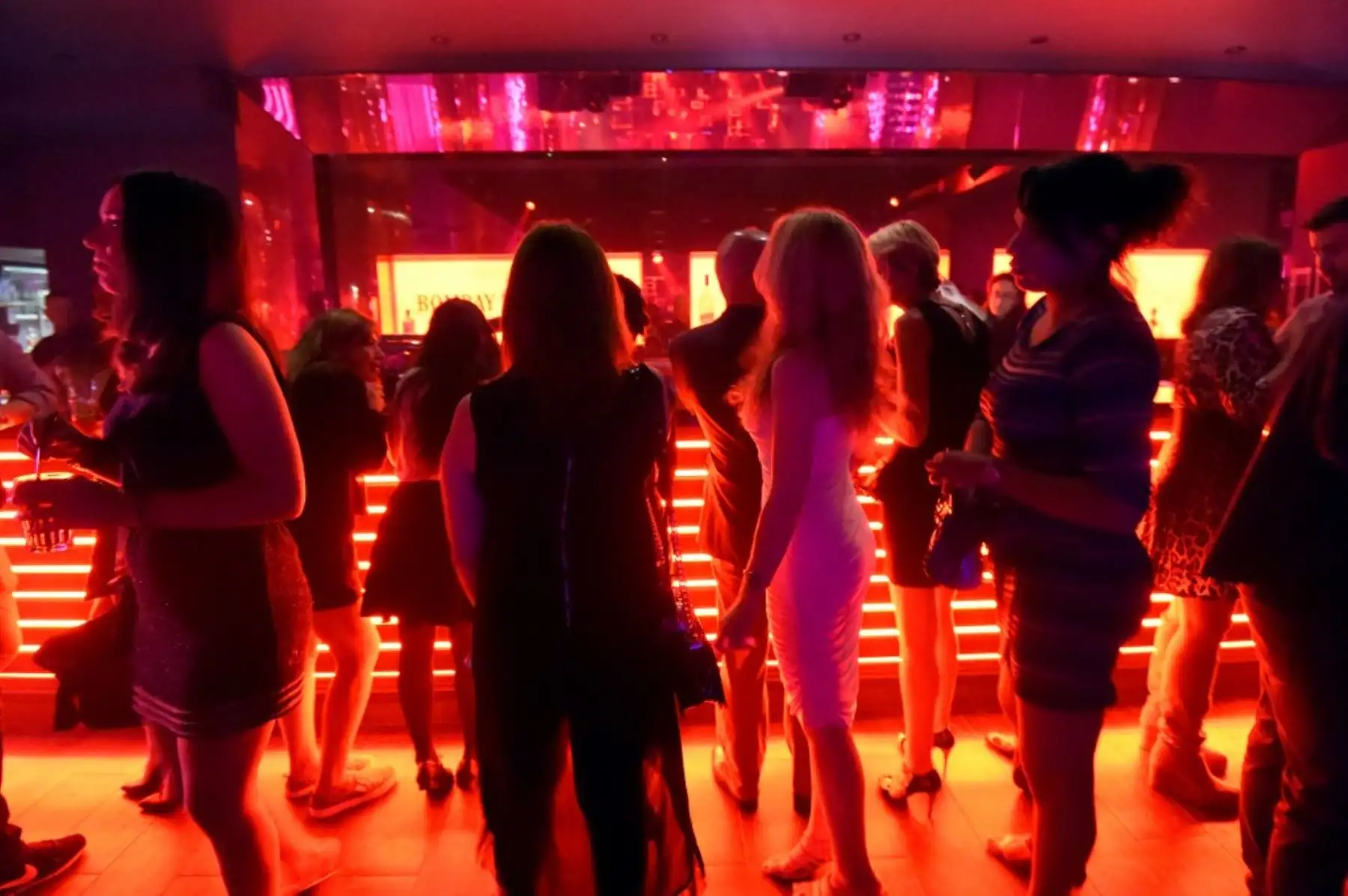 El Gobierno francés anunció este lunes la reapertura de las discotecas en casi tres semanas, el viernes 9 de julio, sin la obligación de llevar mascarilla, con aforo del 75 % en interiores y un 100 % en exteriores, pero con la condición de presentar una prueba negativa o un certificado de vacunación. Foto: AFP