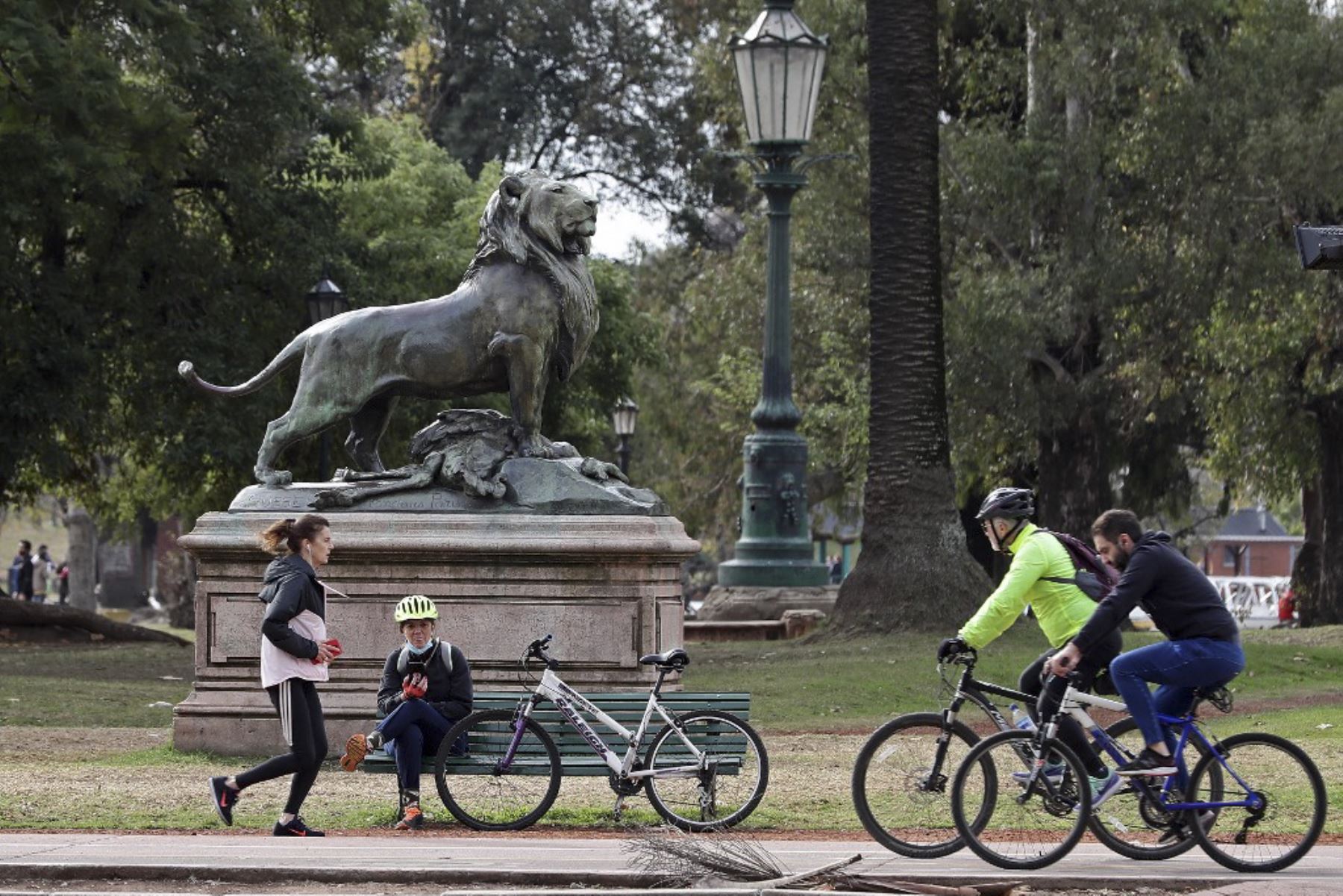 Personas andan en bicicleta y corren en un parque en el barrio de Palermo en Buenos Aires. Foto: AFP