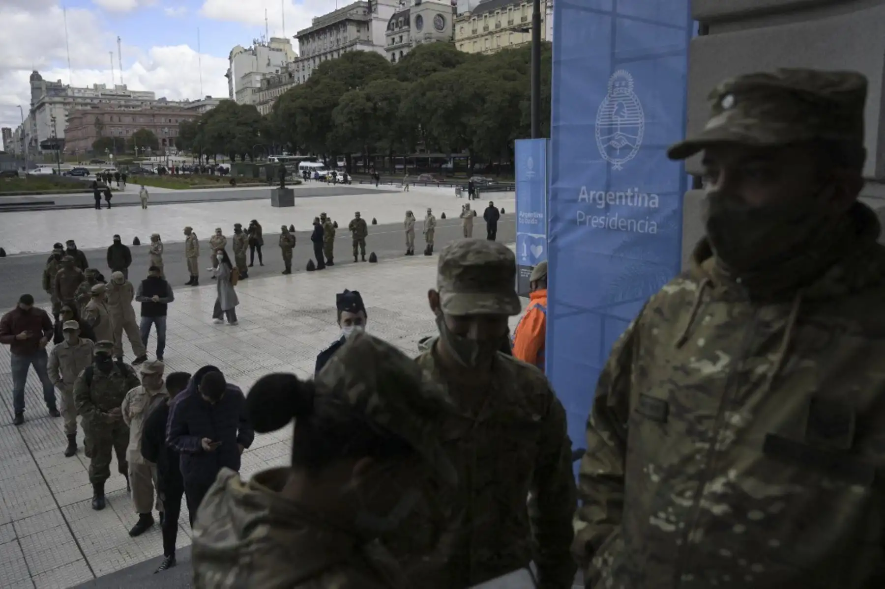 Integrantes de las Fuerzas Armadas hacen cola en el Centro Cultural CCK de Buenos Aires para ser inoculados contra el nuevo coronavirus COVID-19 con la vacuna AstraZeneca / Oxford obtenida a través del esquema Covax. Foto: AFP
