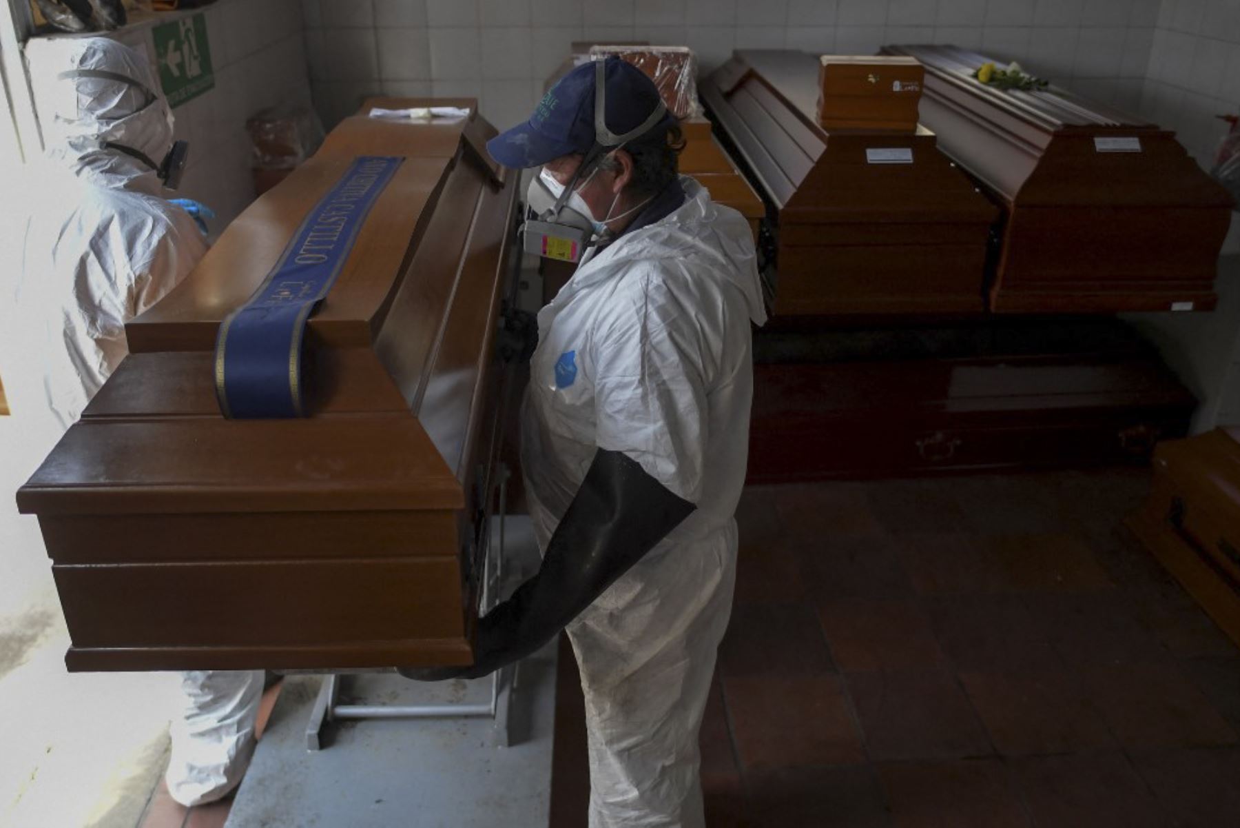 Empleados preparan el cuerpo de una persona que falleció por el coronavirus COVID-19, antes de la cremación en el parque cementerio Zipaquirá, en el municipio de Zipaquirá, cerca de Bogotá. Foto: AFP