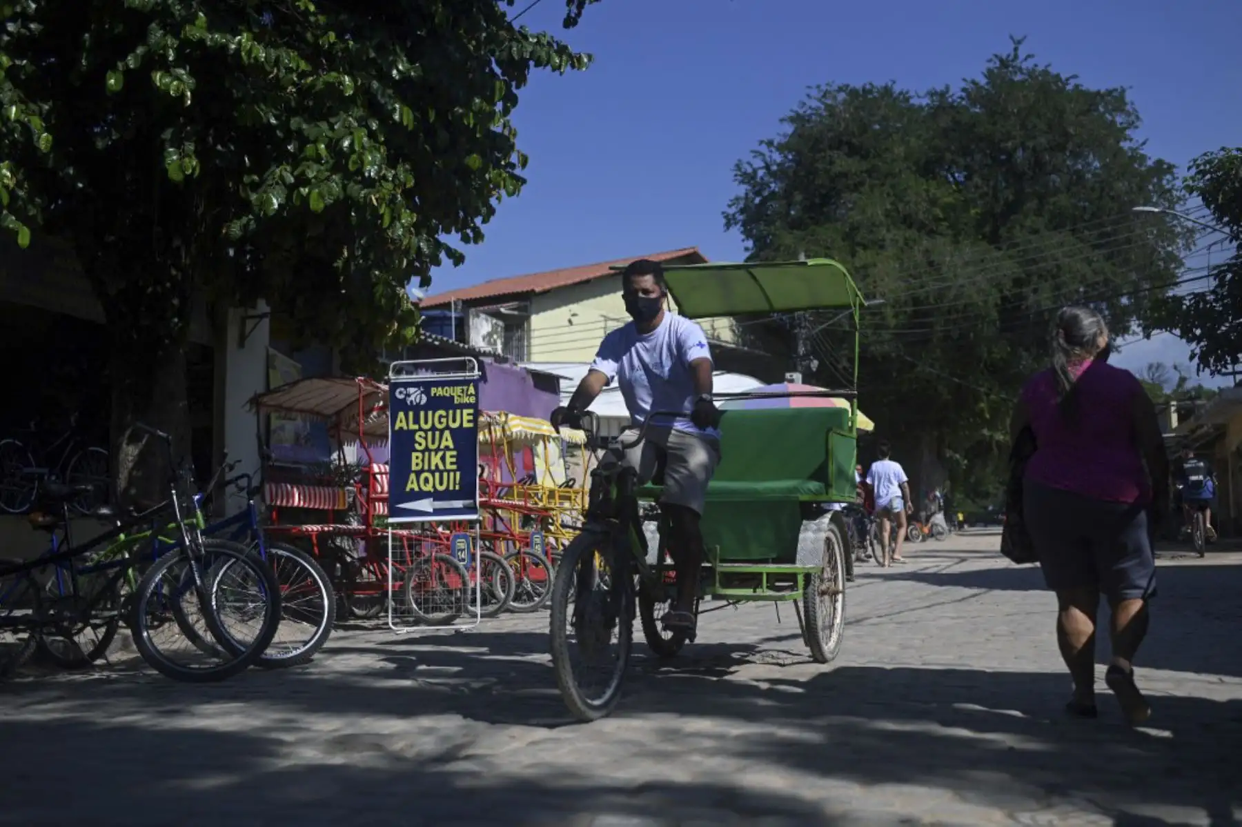 Un hombre anda en bicicleta en la Isla de Paqueta, en Río de Janeiro, Brasil. Foto: AFP