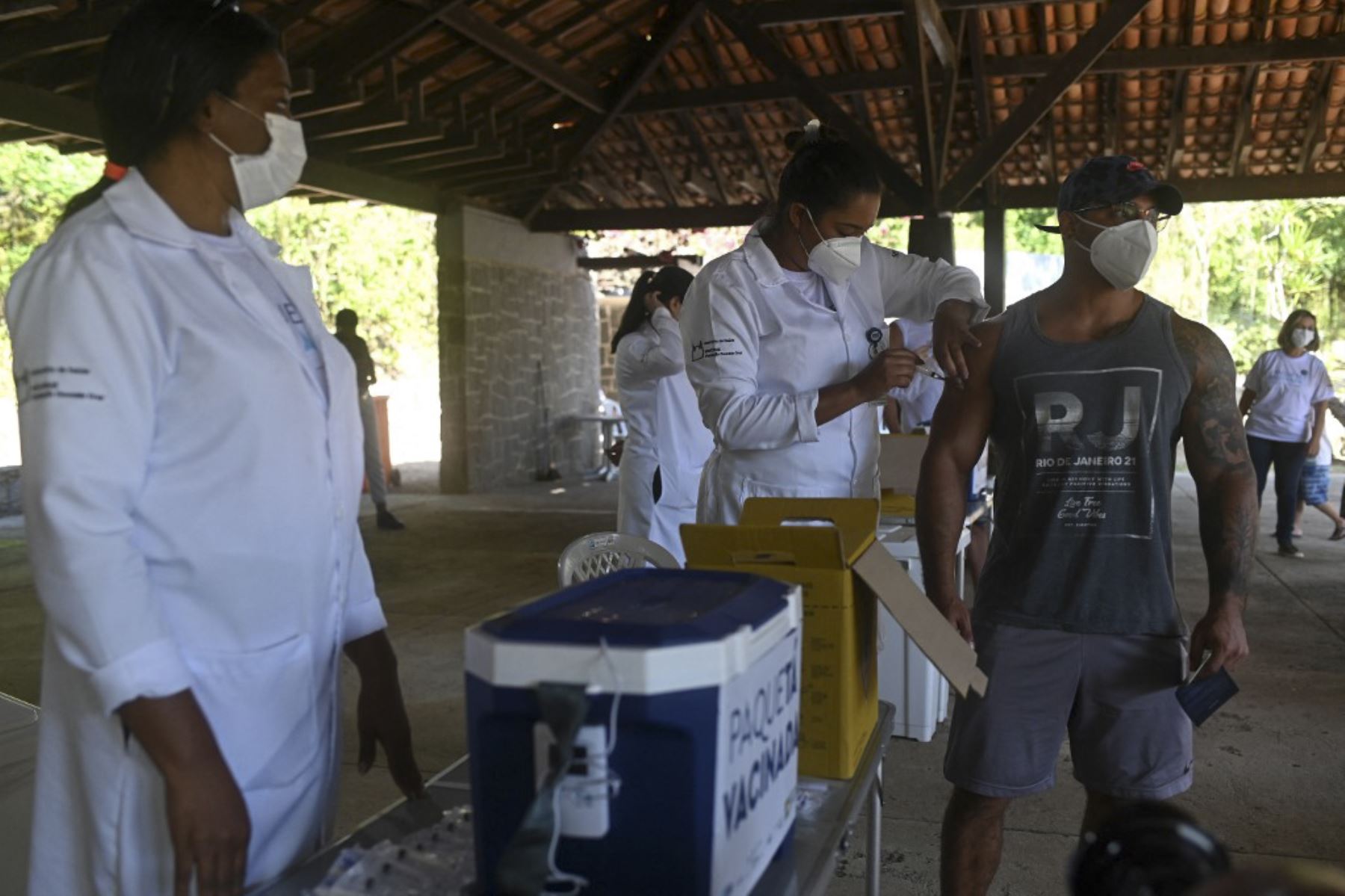 Un trabajador de salud prepara una dosis de la vacuna AstraZeneca / Oxford contra Covid-19 durante el primer día de una campaña de vacunación masiva dentro del proyecto 