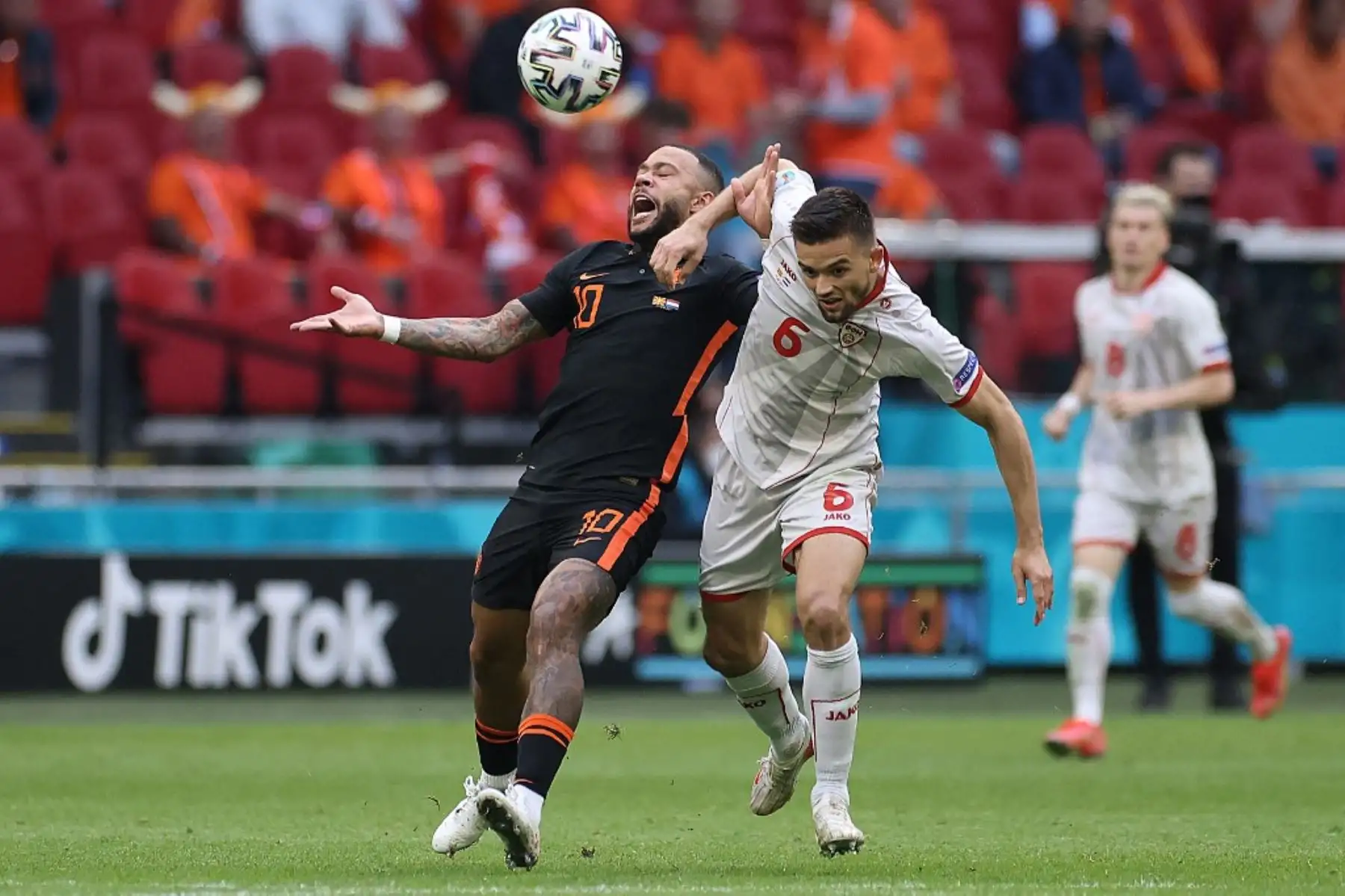 El delantero holandés Memphis Depay (L) celebra la victoria de su equipo al final del partido de fútbol del Grupo C de la UEFA EURO 2020 entre Macedonia del Norte y Holanda en el Johan Cruyff Arena de Ámsterdam. Foto: AFP