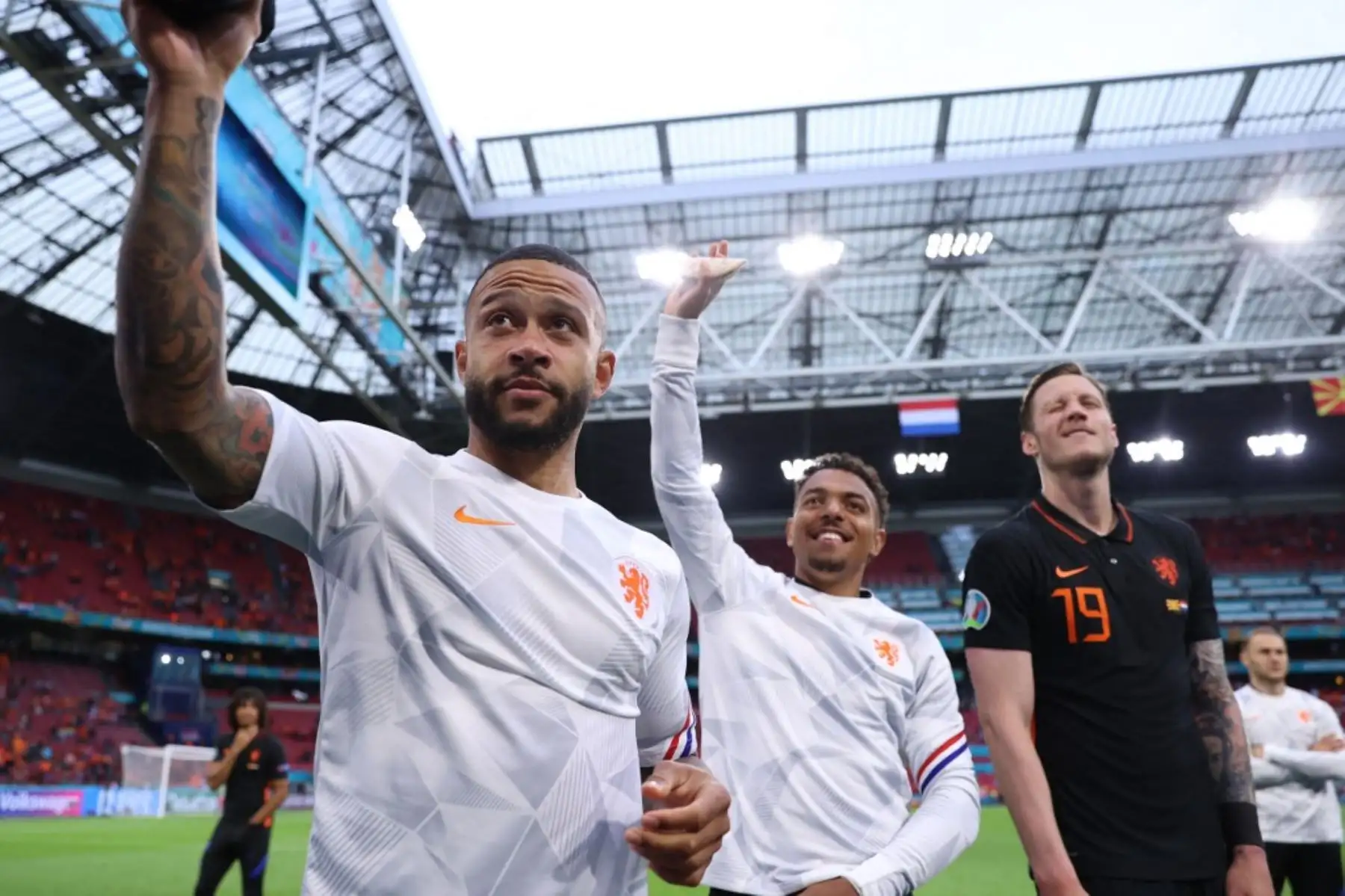 El delantero holandés Memphis Depay (L) celebra la victoria de su equipo al final del partido de fútbol del Grupo C de la UEFA EURO 2020 entre Macedonia del Norte y Holanda en el Johan Cruyff Arena de Ámsterdam el 21 de junio de 2021. Foto: AFP