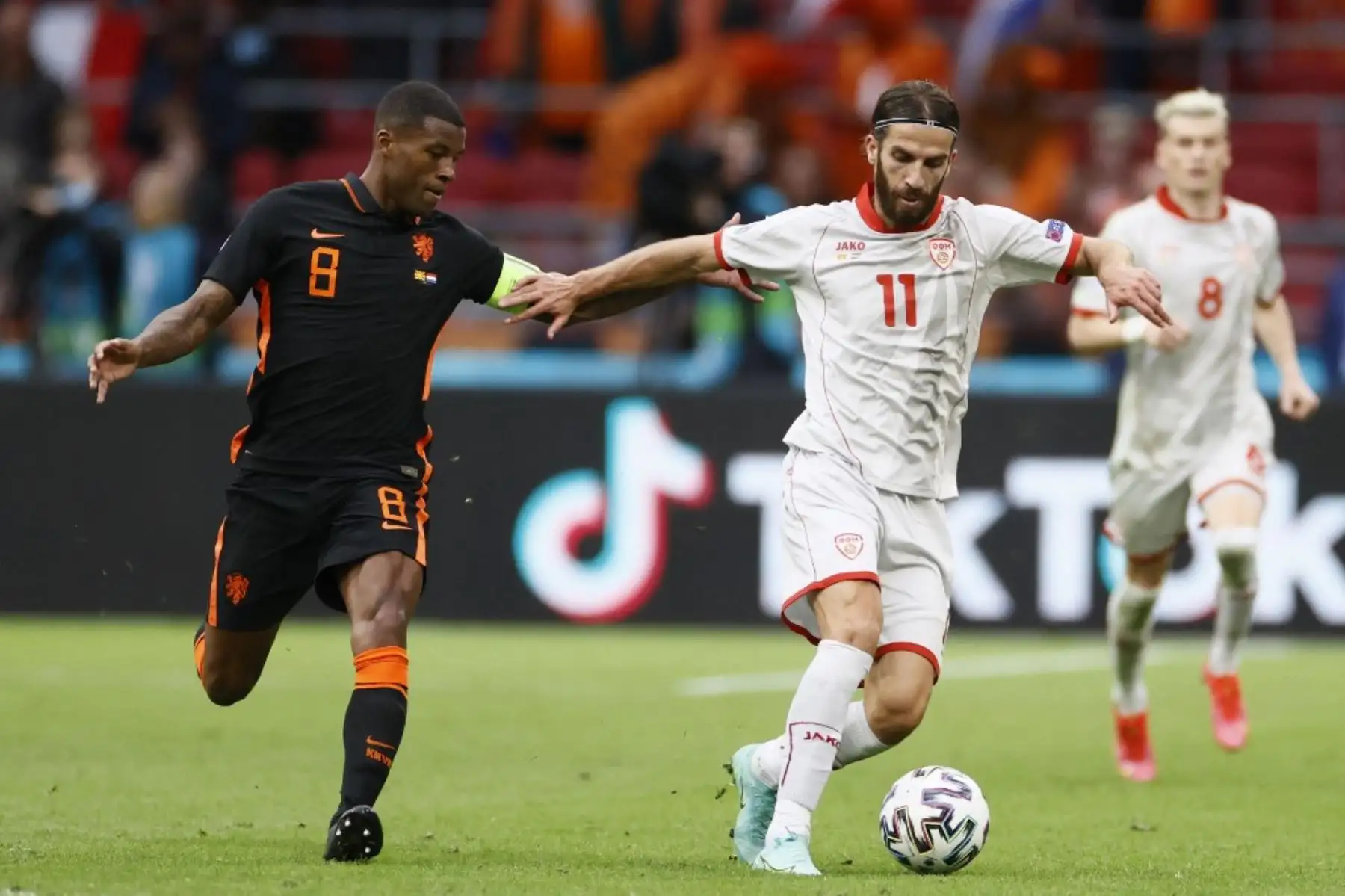 El mediocampista holandés Georginio Wijnaldum (L) compite con el mediocampista de Macedonia del Norte Ferhan Hasani durante el partido de fútbol del Grupo C de la UEFA EURO 2020 entre Macedonia del Norte y Holanda en el Johan Cruyff Arena en Ámsterdam el 21 de junio de 2021. Foto: AFP