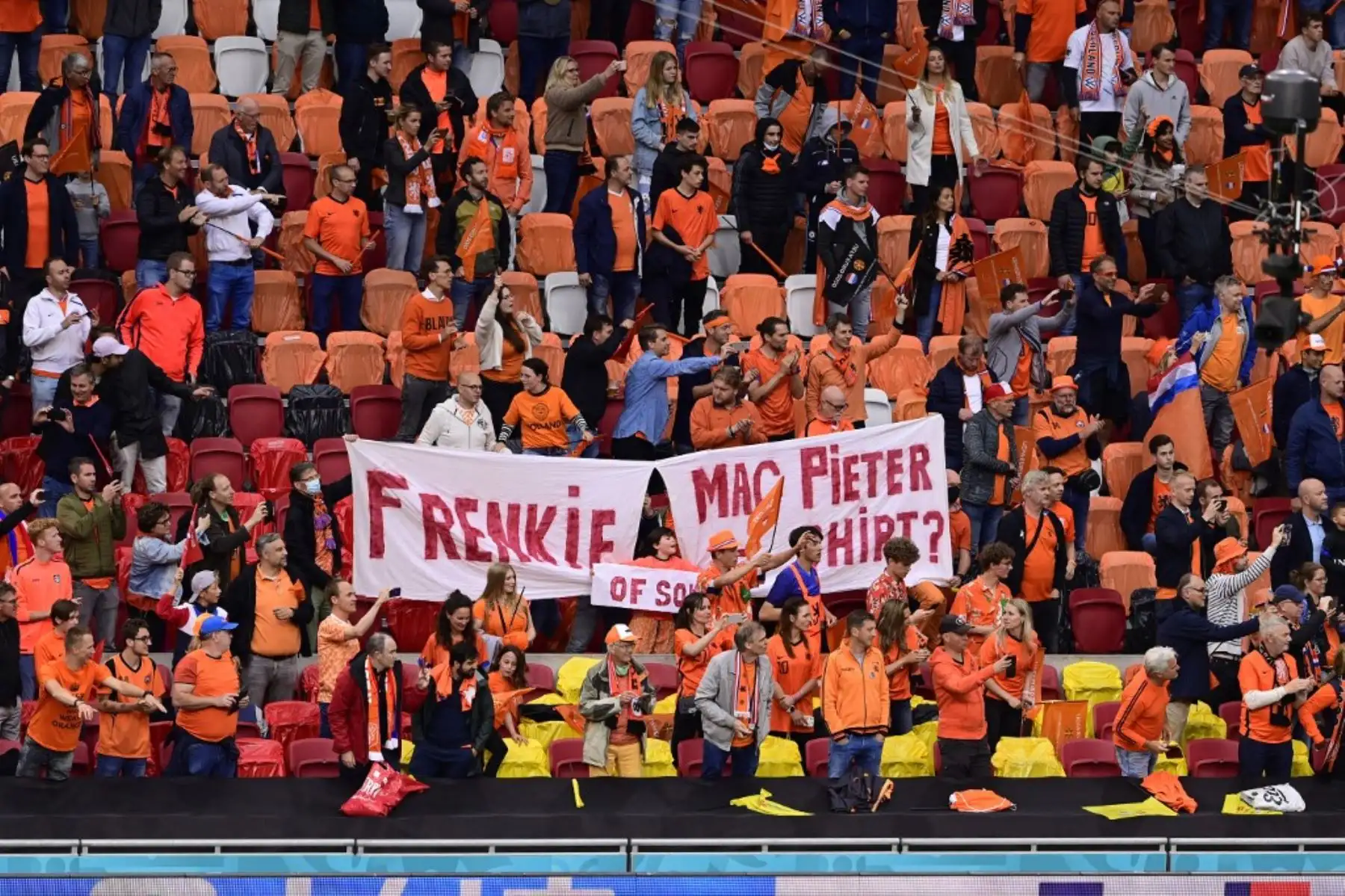 Los aficionados holandeses celebran la victoria de su equipo al final del partido de fútbol del Grupo C de la UEFA EURO 2020 entre Macedonia del Norte y Holanda en el Johan Cruyff Arena de Ámsterdam el 21 de junio de 2021. Foto: AFP