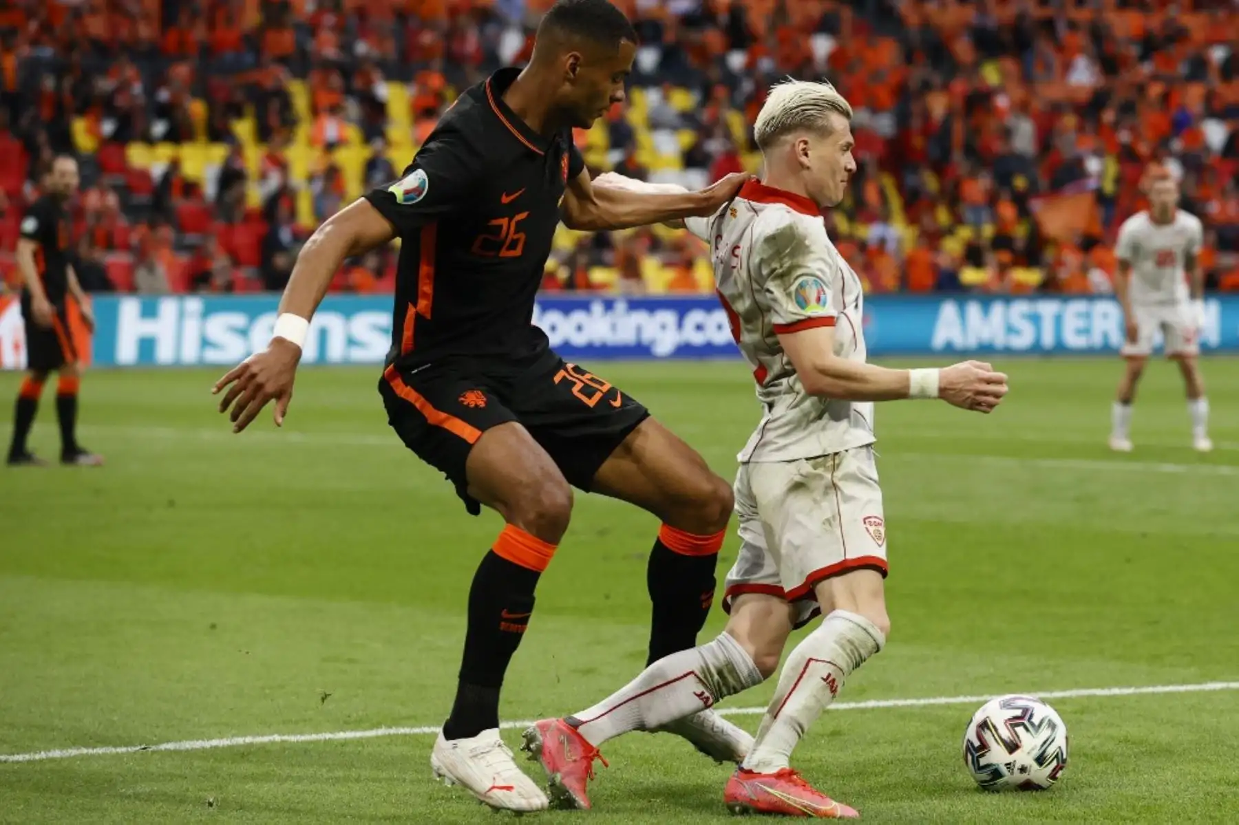 El delantero holandés Cody Gakpo (L) compite con el defensor de Macedonia del Norte Ezgjan Alioski durante el partido de fútbol del Grupo C de la UEFA EURO 2020 entre Macedonia del Norte y Holanda en el Johan Cruyff Arena de Ámsterdam el 21 de junio de 2021. Foto: AFP