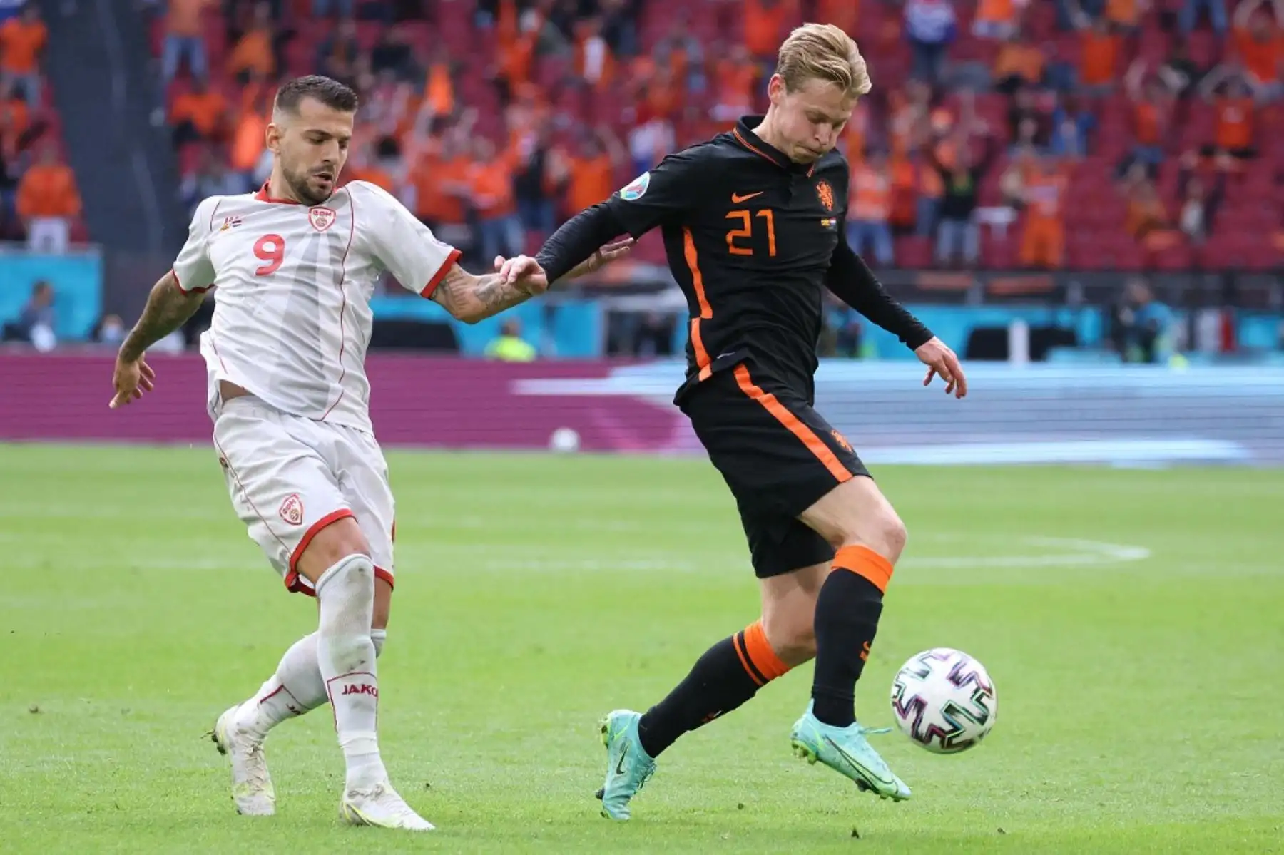 El delantero de Macedonia del Norte, Aleksandar Trajkovski, compite con el centrocampista holandés Frenkie de Jong (R) durante el partido de fútbol del Grupo C de la UEFA EURO 2020 entre Macedonia del Norte y Holanda en el Johan Cruyff Arena de Ámsterdam el 21 de junio de 2021. Foto: AFP