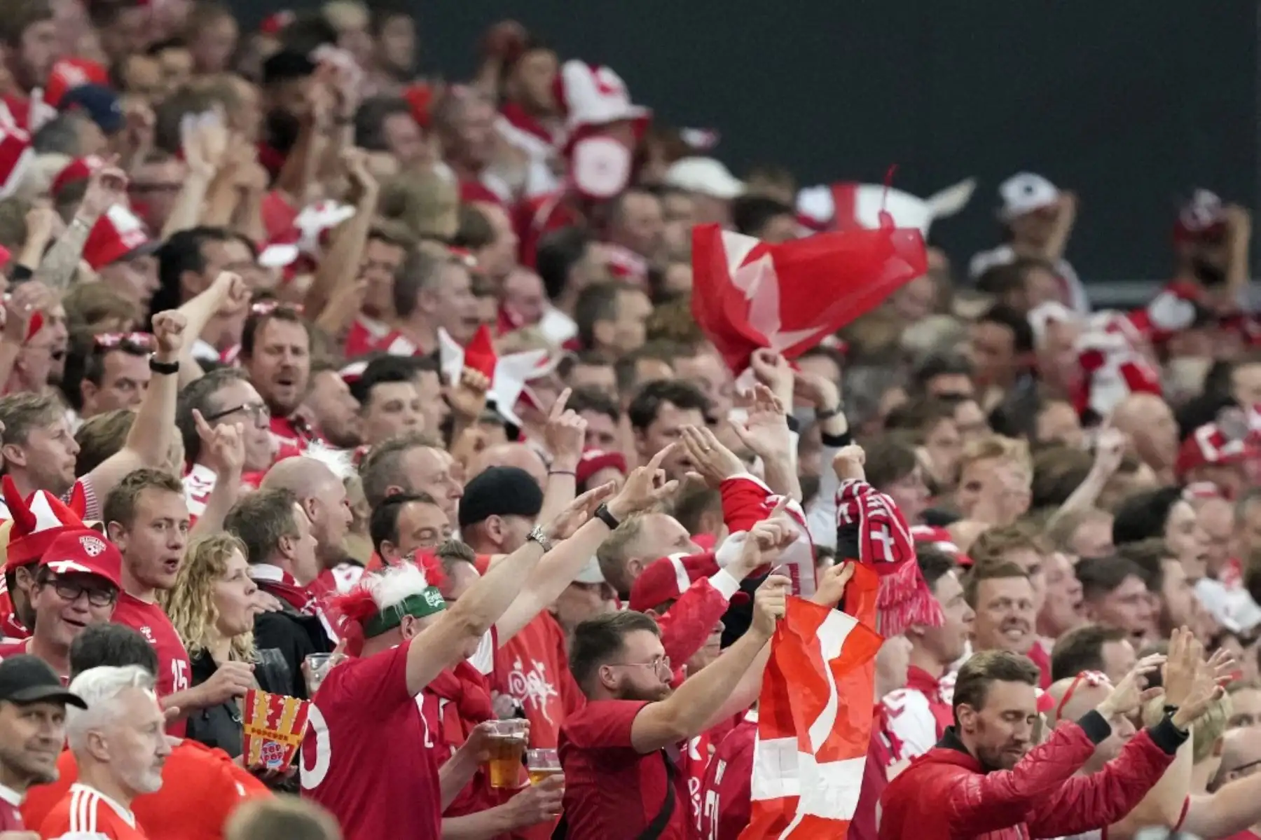 Los seguidores de Dinamarca vitorean durante el partido de fútbol del Grupo B de la UEFA EURO 2020 entre Rusia y Dinamarca en el estadio Parken de Copenhague el 21 de junio de 2021. Foto: AFP