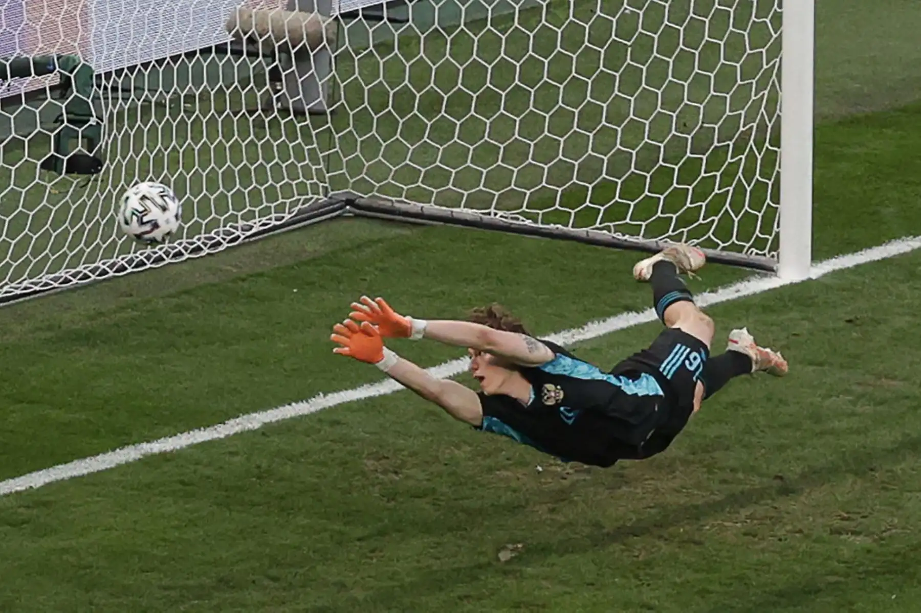 El portero ruso Matvei Safonov se lanza a por el balón durante el partido de fútbol del Grupo B de la UEFA EURO 2020 entre Rusia y Dinamarca en el estadio Parken de Copenhague el 21 de junio de 2021. Foto: AFP