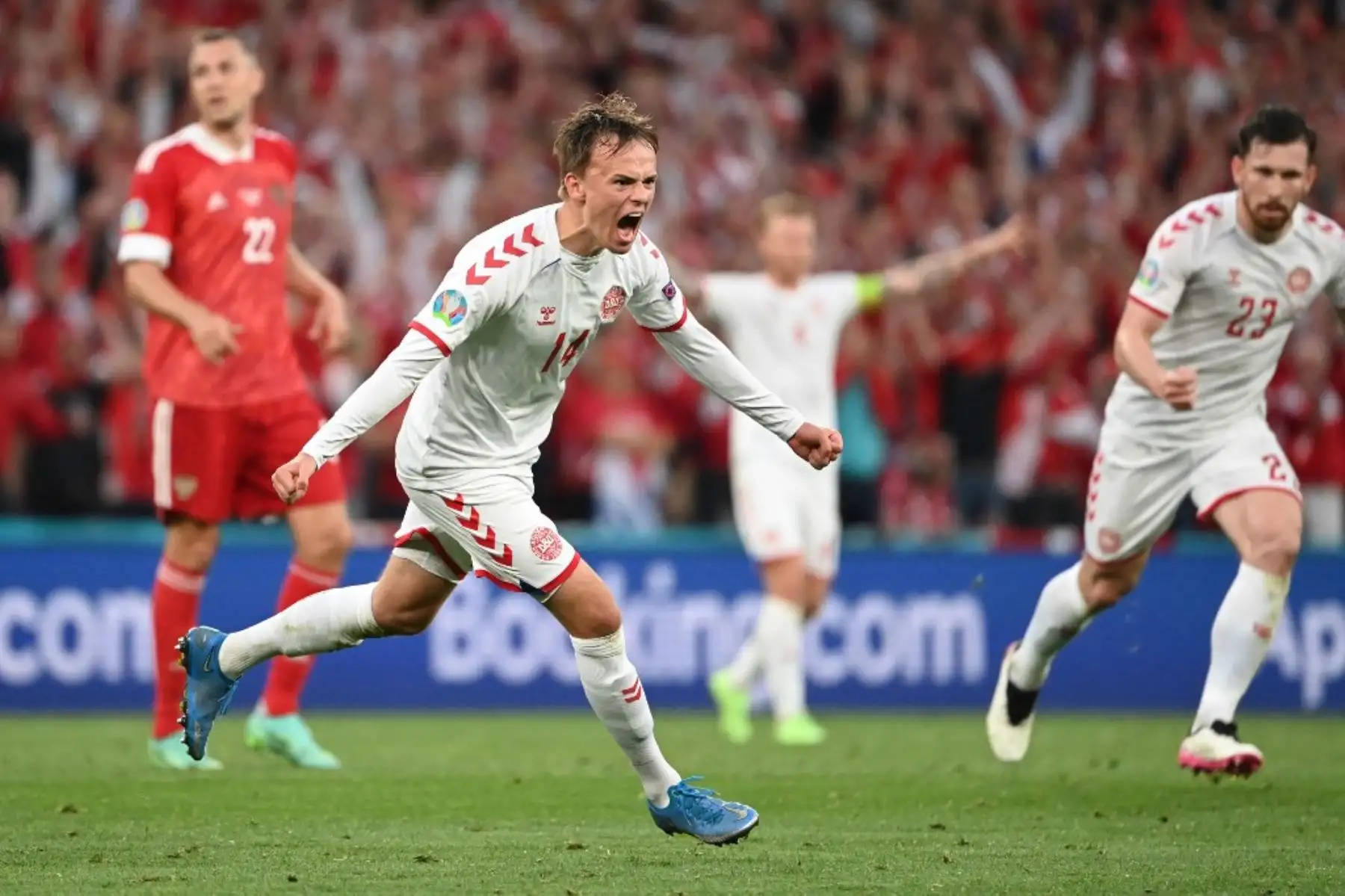 El delantero danés Mikkel Damsgaard celebra tras anotar el primer gol de su equipo durante el partido de fútbol del Grupo B de la UEFA EURO 2020 entre Rusia y Dinamarca en el estadio Parken de Copenhague el 21 de junio de 2021. Foto: AFP