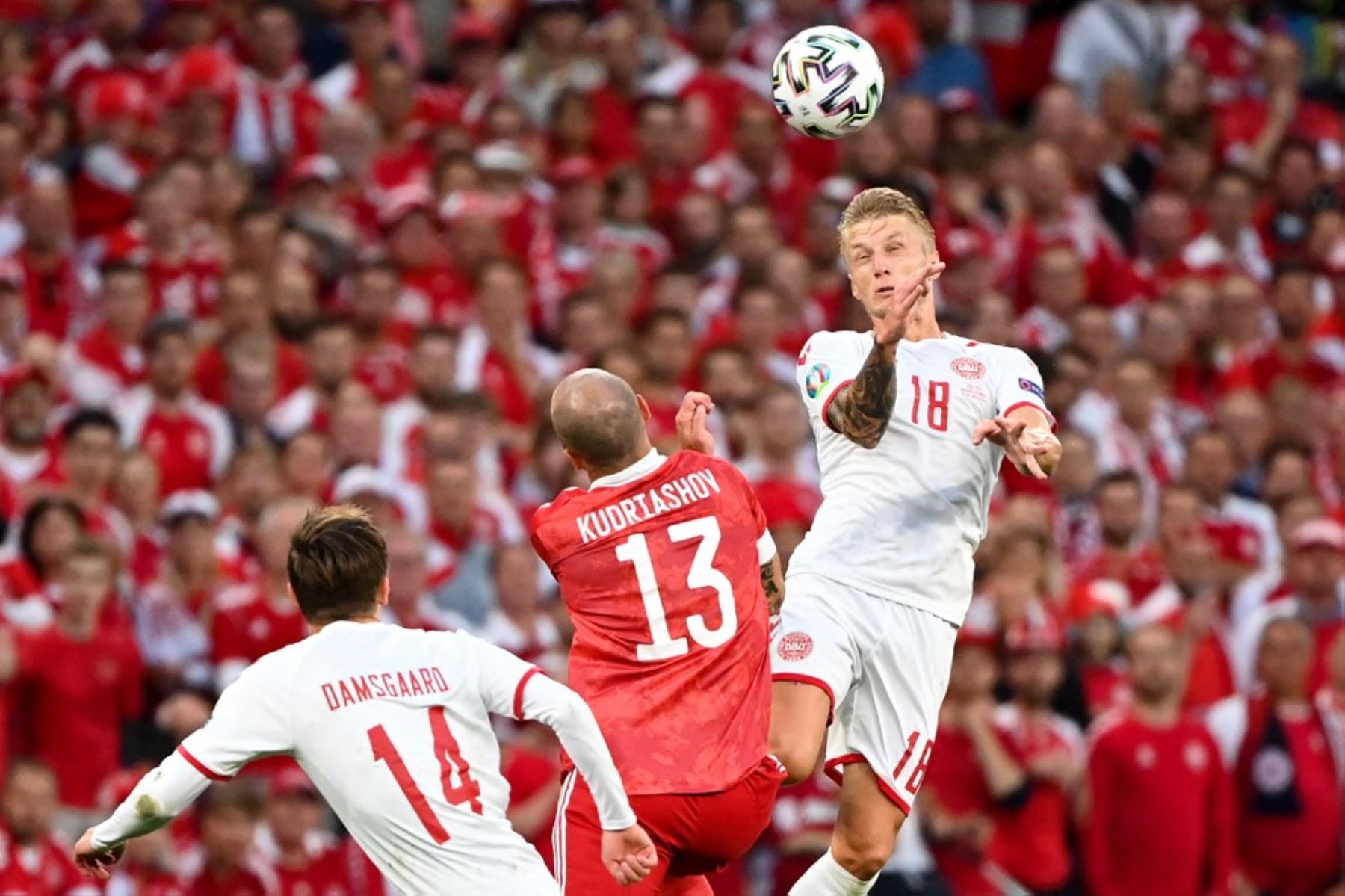 El defensor de Dinamarca Daniel Wass (R) cabecea el balón junto al defensor de Rusia Fedor Kudryashov durante el partido de fútbol del Grupo B de la UEFA EURO 2020 entre Rusia y Dinamarca en el estadio Parken de Copenhague el 21 de junio de 2021. Foto: AFP