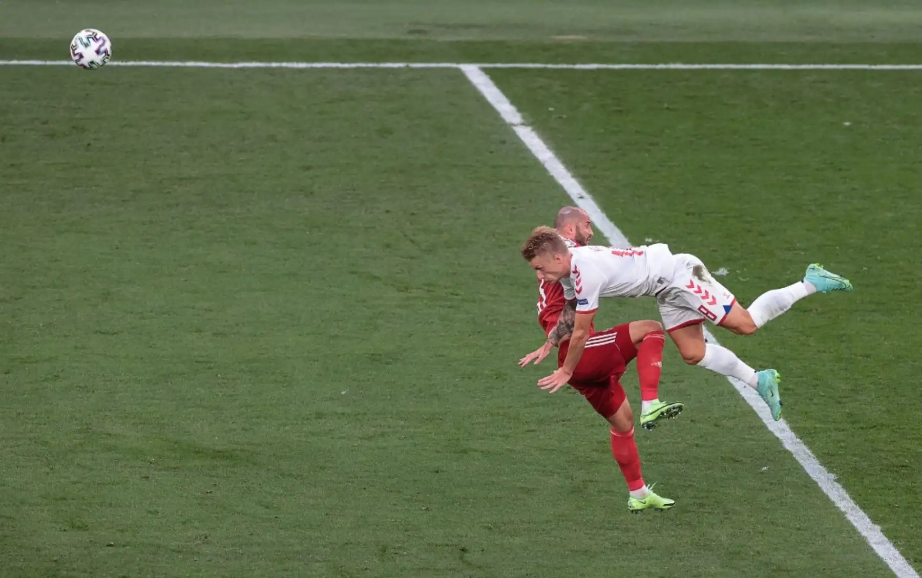 El defensor de Rusia Fedor Kudryashov (L) y el defensor de Dinamarca Daniel Wass caen después de una colisión durante el partido de fútbol del Grupo B de la UEFA EURO 2020 entre Rusia y Dinamarca en el estadio Parken de Copenhague el 21 de junio de 2021. Foto: AFP