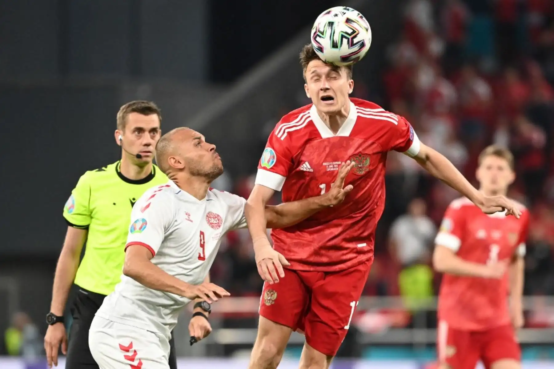 El delantero danés Martin Braithwaite lucha por el balón con el centrocampista ruso Aleksandr Golovin durante el partido de fútbol del Grupo B de la UEFA EURO 2020 entre Rusia y Dinamarca en el estadio Parken de Copenhague el 21 de junio de 2021. Foto: AFP