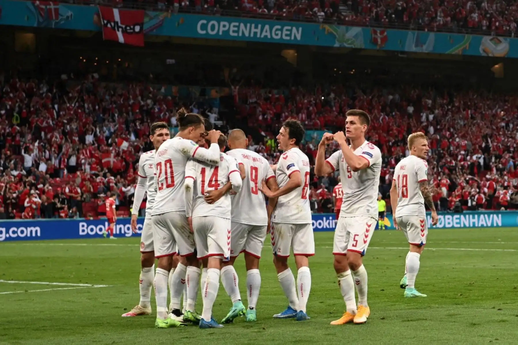 El delantero danés Mikkel Damsgaard (C) celebra con sus compañeros de equipo tras anotar el primer gol de su equipo durante el partido de fútbol del Grupo B de la UEFA EURO 2020 entre Rusia y Dinamarca en el estadio Parken de Copenhague el 21 de junio de 2021. Foto: AFP