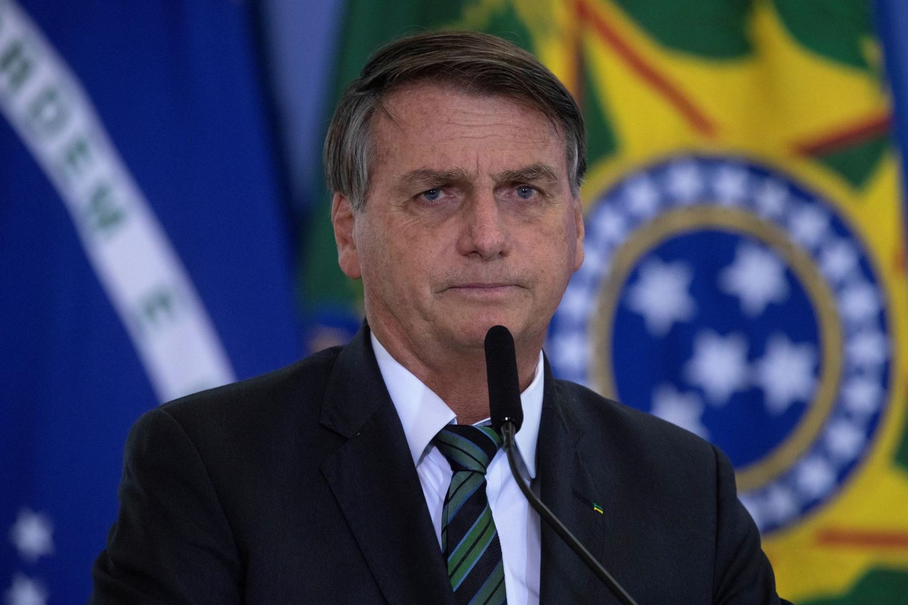Bolsonaro se irrita con periodistas que le preguntan por los 500  mil muertos.
