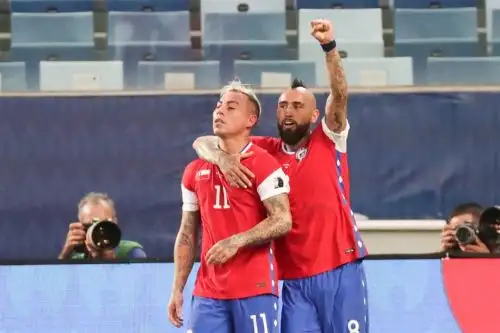 Eduardo Vargas (11), jugador del Atlético Mineiro, puso adelante a la selección chilena. Foto: EFE
