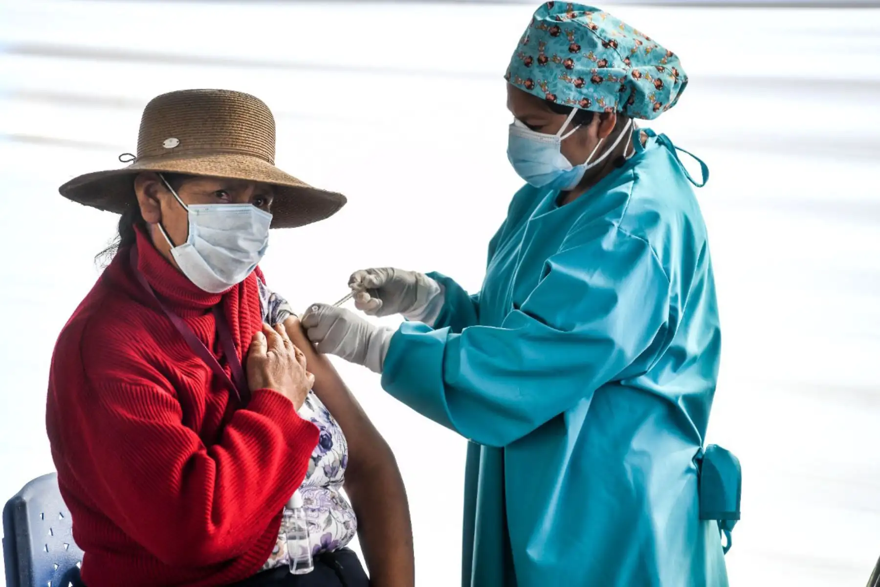 Más de 160 mil personas,  mayores de 50 años recibirán su vacuna  en la región Arequipa.
En la lista de beneficiarios también están consideradas mujeres embarazadas mayores de 18 años a partir de la semana 28 de gestación, personas con enfermedades raras, huérfanas, trastornos mentales graves y del neurodesarrollo. 
Foto: Cortesía Diego Ramos