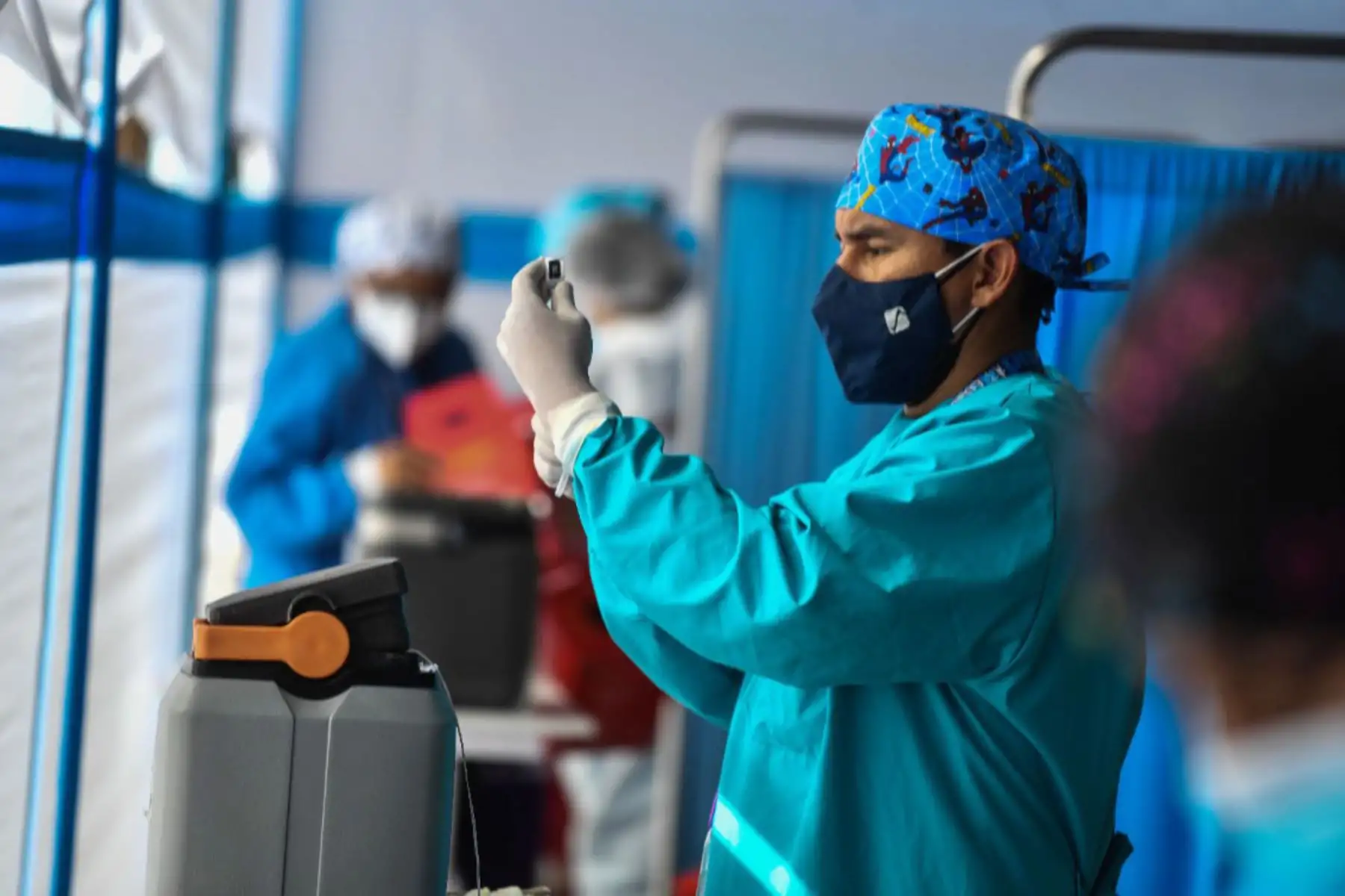Más de 160 mil personas,  mayores de 50 años recibirán su vacuna  en la región Arequipa.
En la lista de beneficiarios también están consideradas mujeres embarazadas mayores de 18 años a partir de la semana 28 de gestación, personas con enfermedades raras, huérfanas, trastornos mentales graves y del neurodesarrollo. 
Foto: Cortesía Diego Ramos