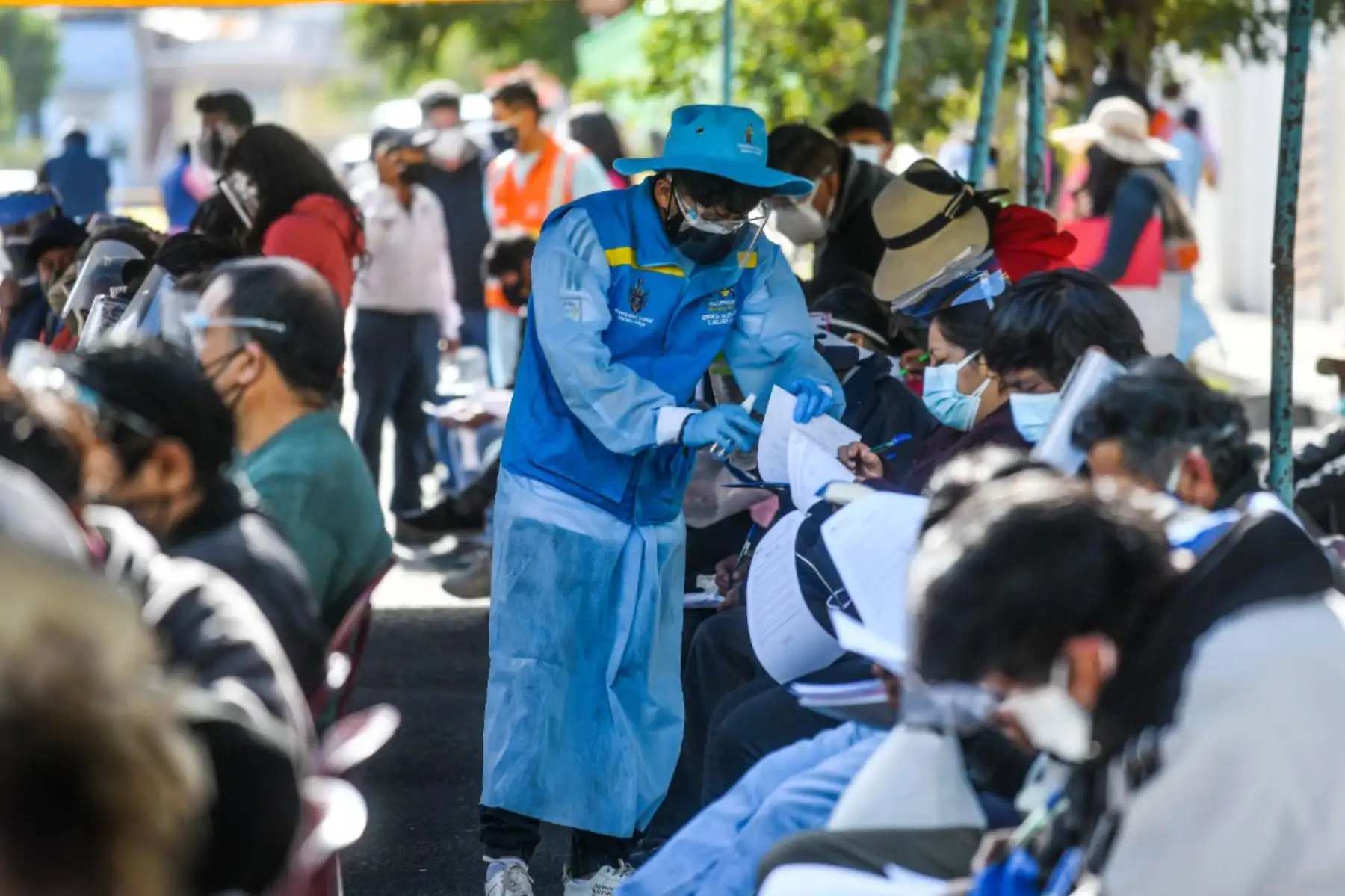 Más de 160 mil personas,  mayores de 50 años recibirán su vacuna  en la región Arequipa.
En la lista de beneficiarios también están consideradas mujeres embarazadas mayores de 18 años a partir de la semana 28 de gestación, personas con enfermedades raras, huérfanas, trastornos mentales graves y del neurodesarrollo. 
Foto: Cortesía Diego Ramos